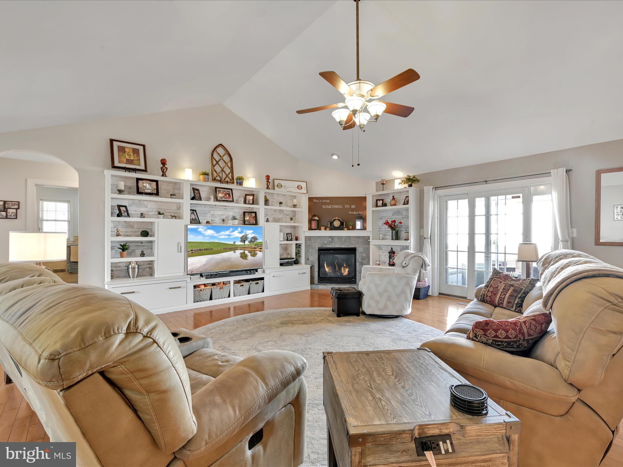 COLONIAL VILLAGE - Residential
