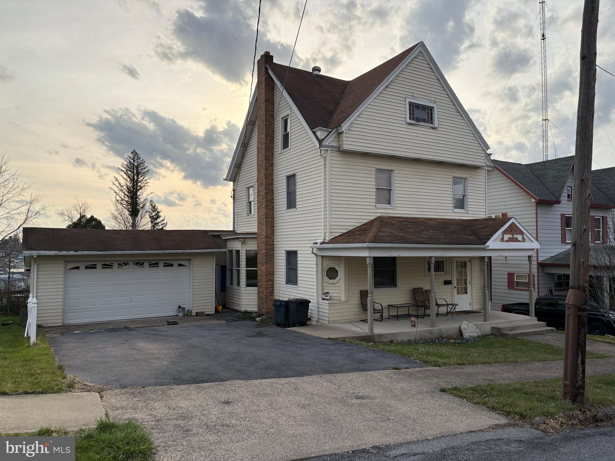 Beautiful hardwood floors and woodwork abound in this spacious 4 bedroom home. Oak kitchen cabinets with Corian counter tops. Large dinning room is open to the kitchen for easy access. Large foyer with hardwood floors. Attached 2 car garage and big backyard round out this amazing property.