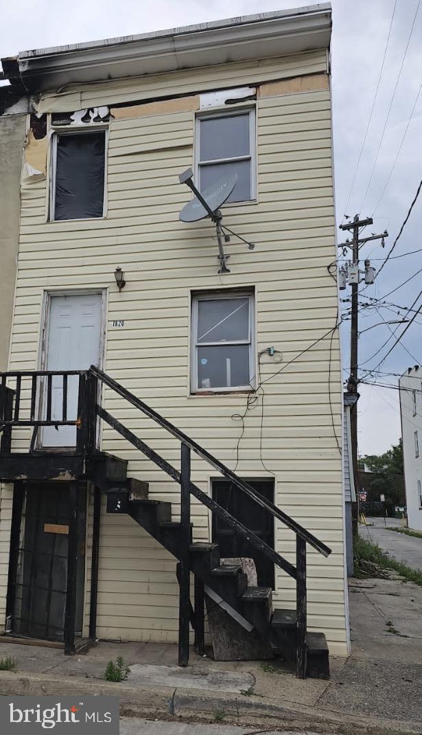 Don’t miss out on this amazing opportunity to add to your rental portfolio or make some updates and move on in. 3 bed 1 bathroom and close to many of the amenities this city has to offer. Buyer to verify ground rent, property sold as is