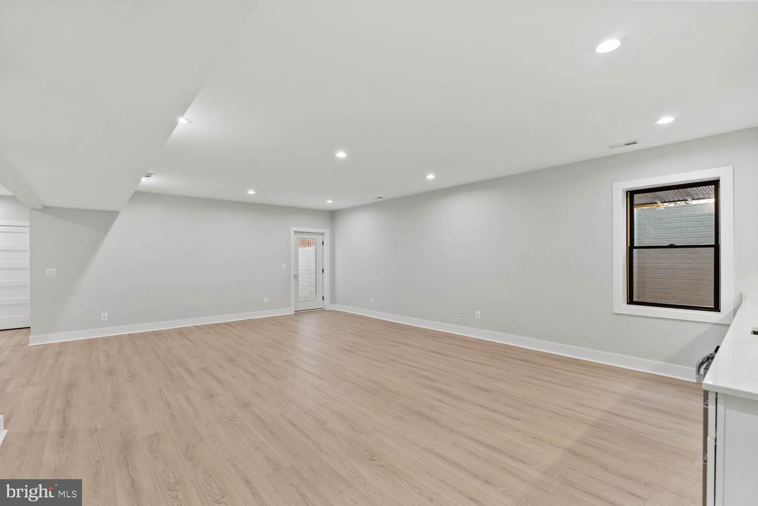 VIENNA WOODS - Residential
