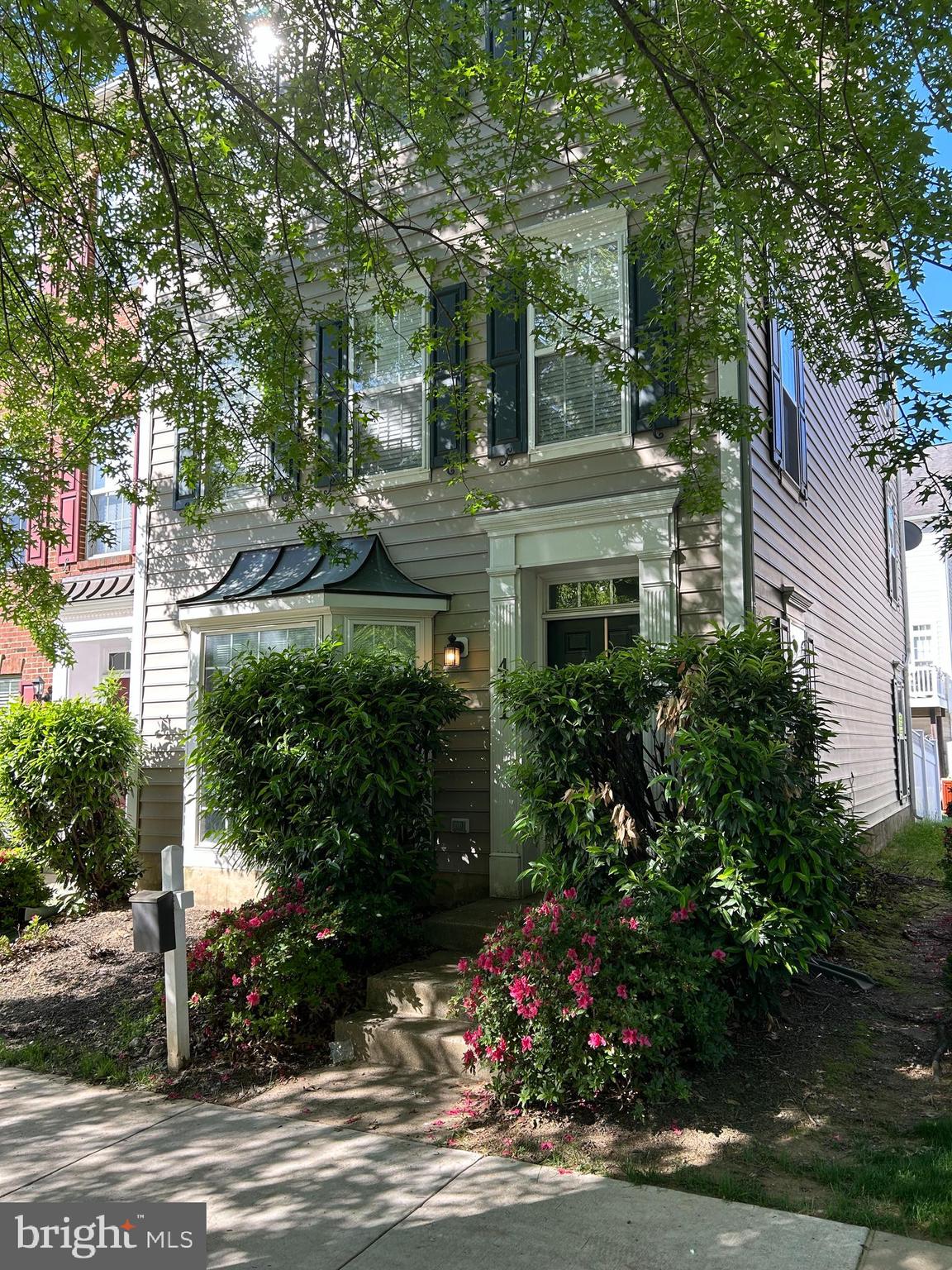 WELCOME TO THIS AMAZING END UNIT TOWNHOUSE WITH OVERSIZED 2 CAR GARAGE.
KENTLANDS-LAKEWOODS AREA WITH PARKS AND RESTAURANTS CLOSE BY.
COMMUNITY OFFERS MANY AMMENETIES SUCH AS  POOL, WALKING PATHS AND PARKS
GORGEOUS 3 LEVEL PROPERTY WITH 4 BEDROOMS AND 3 FULLY RENOVATED BATHROOMS.
ENTRY LEVEL BEDROOM SUPPORTED BY A FULL BATHROOM-TOTALLY RENOVATED.
PERFECT AS A GUEST ROOM. CURRENTLY USED AS A STUDIO-OFFICE.

COMMUNITY NESTLED IN THE HEART OF THE LAKELANDS-KENTLANDS COMMUNITY AND OFFERS MANY AMMENETIES SUCH AS  POOL, WALKING PATHS, SHOPPING AND PARKS

PRIMARY BEDROOM HAS BEEN UPGRADED AND HAS 2 LARGE WALKIN CLOSETS
PRIMARY BATHROOM HAS BEEN TOTALLY RENOVATED.

2ND LEVEL HAS LIVINGROOM-DINING ROOM WITH ACCESS TO YOUR PRIVATE DECK.
ENJOY COMING SUMMER DAYS ON YOUR  DECK.

CALL YOUR AGENT FOR A PRIVATE TOUR OR CALL LISTING AGENT.