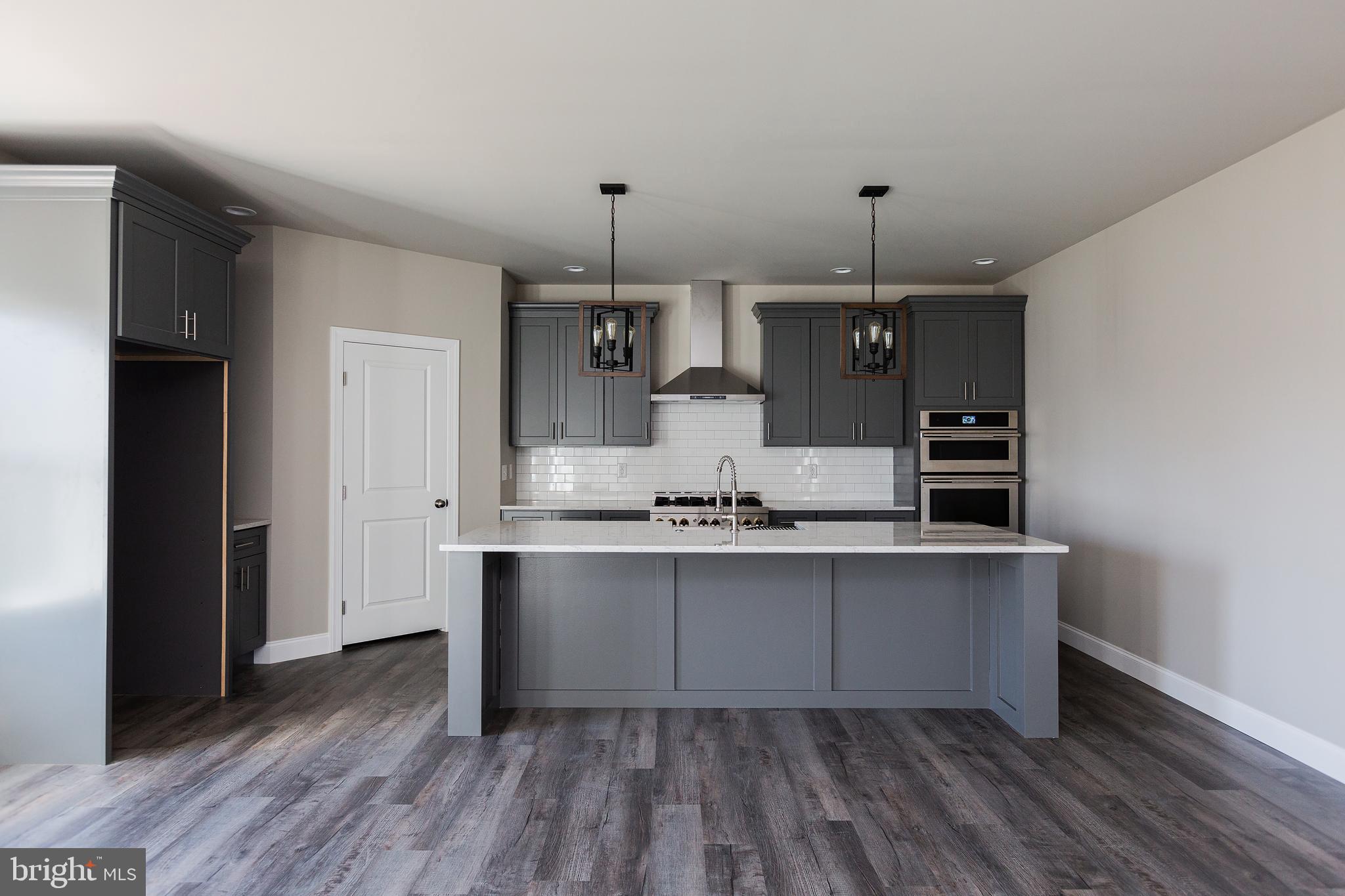 LAKESIDE VILLAS - Residential
