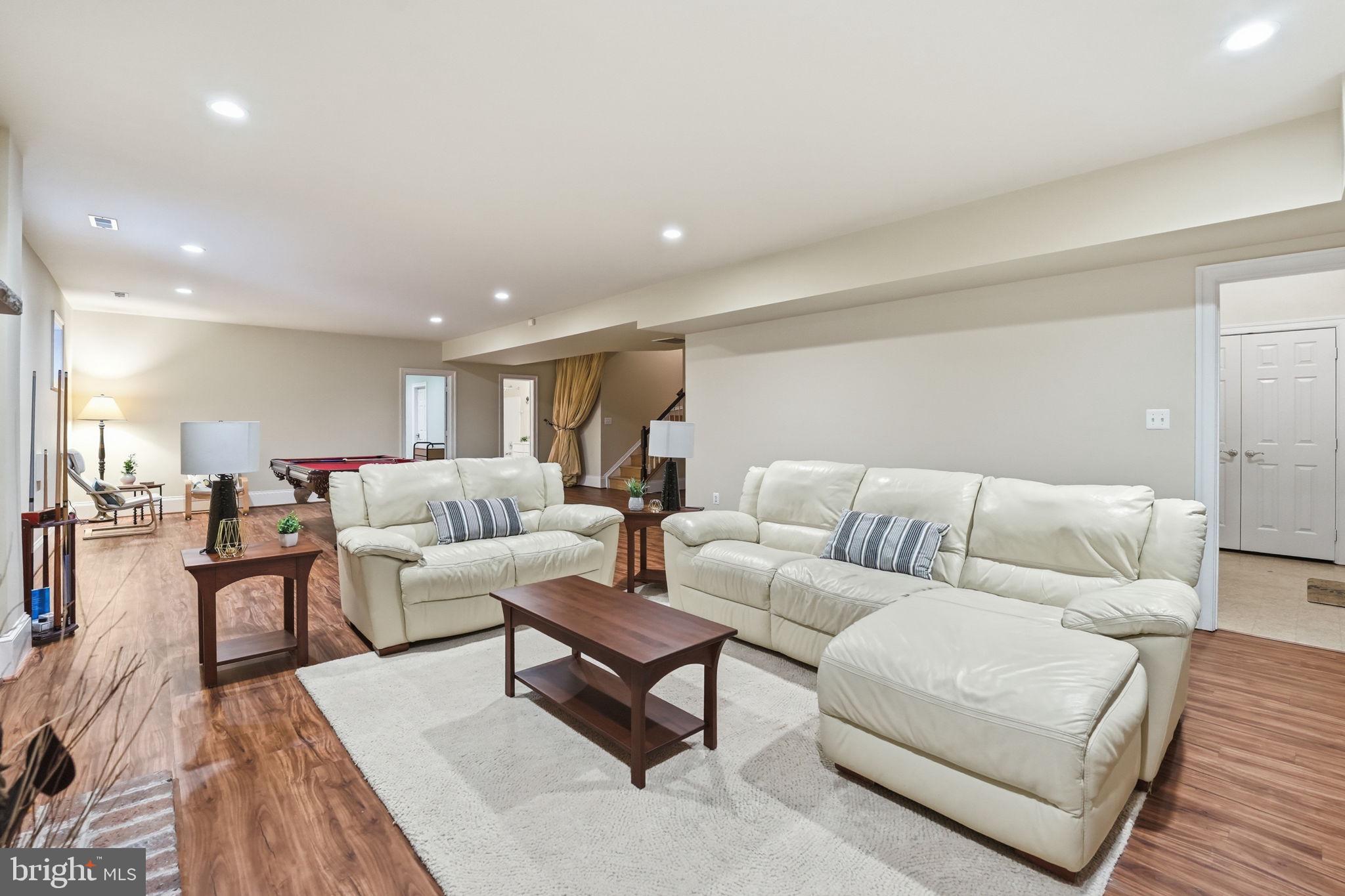 WILLIAMSBURG COMMONS - Residential