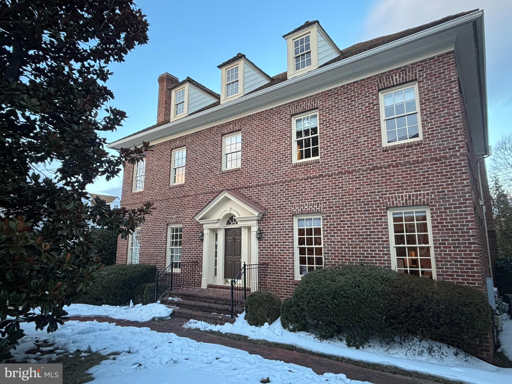 WILLIAMSBURG COMMONS - Residential