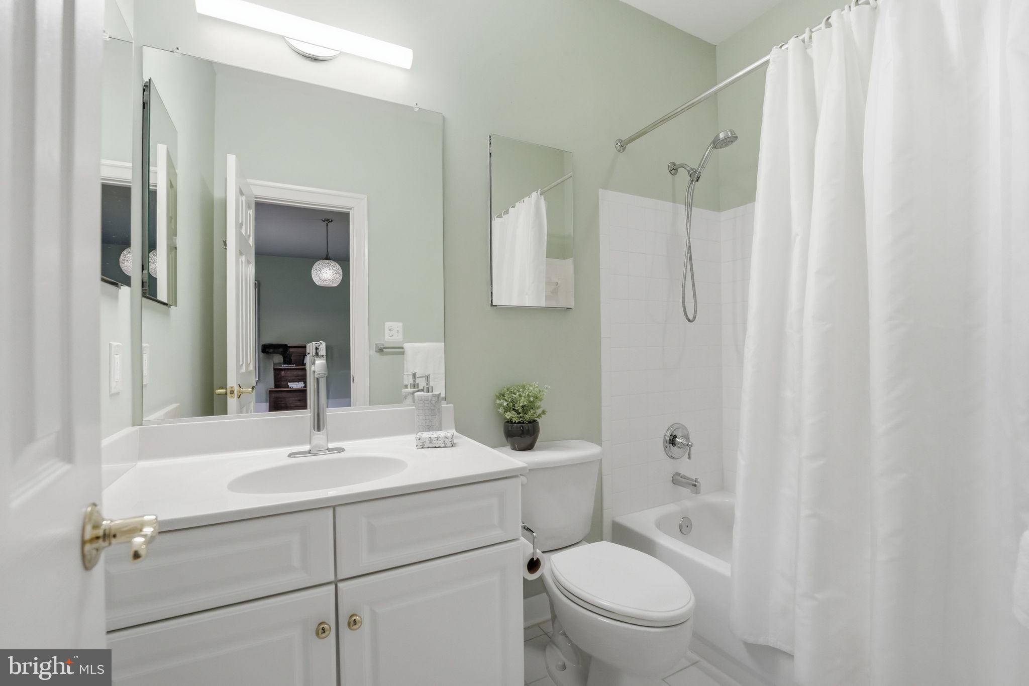 WILLIAMSBURG COMMONS - Residential