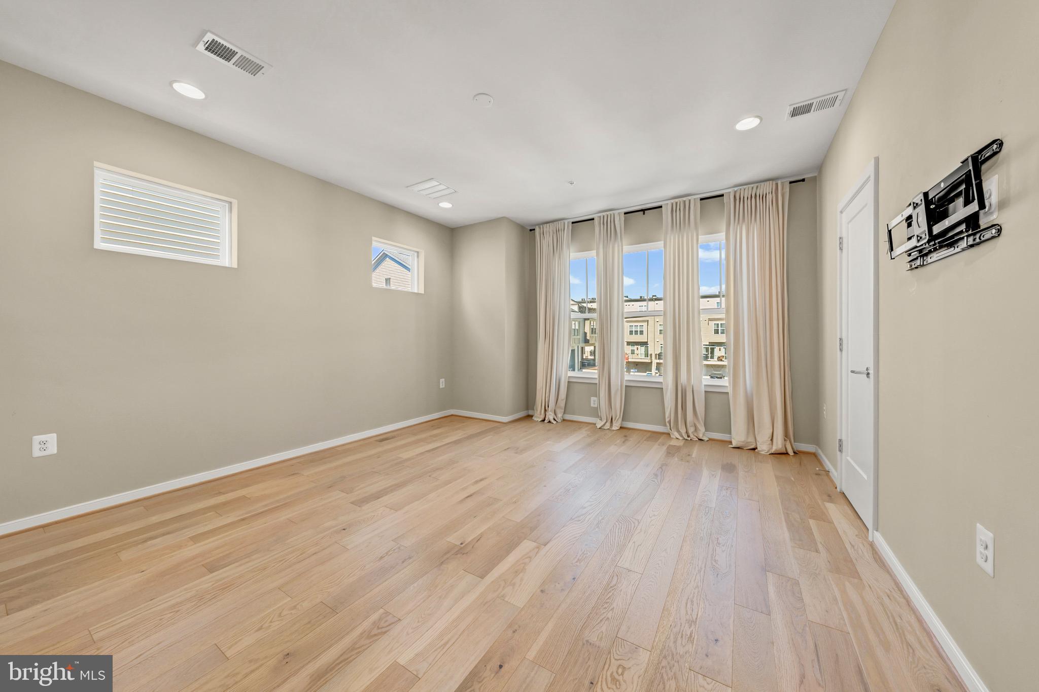 BRAMBLETON TOWN CENTER - Residential