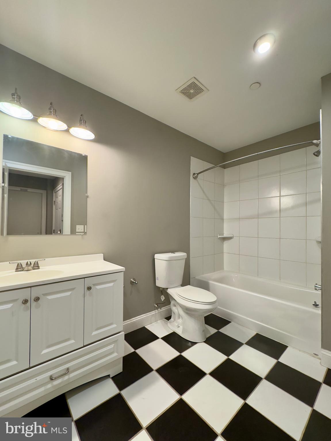 DOWNTOWN - Residential Lease