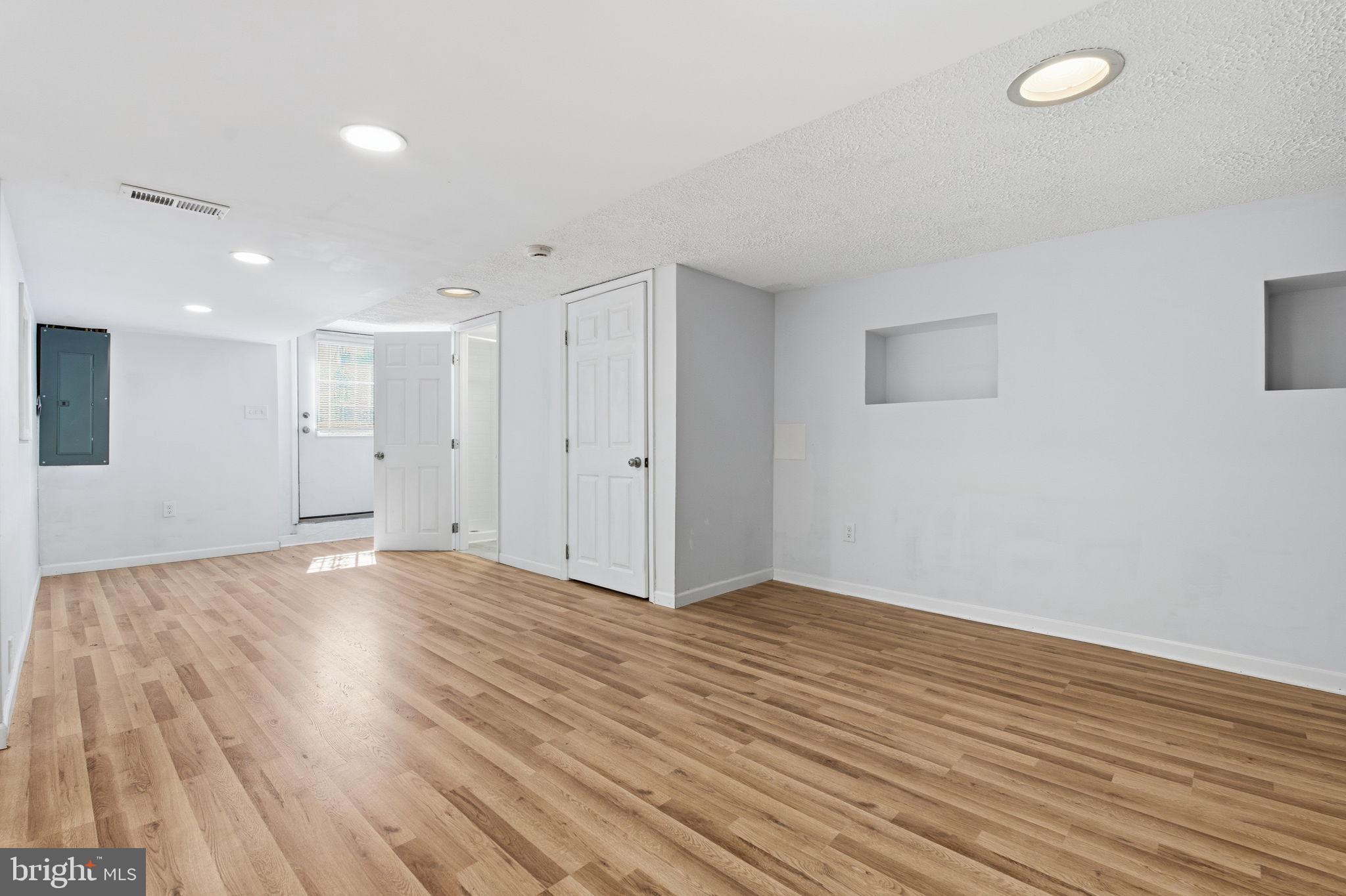 BAUERNSCHMIDT MANOR - Residential Lease