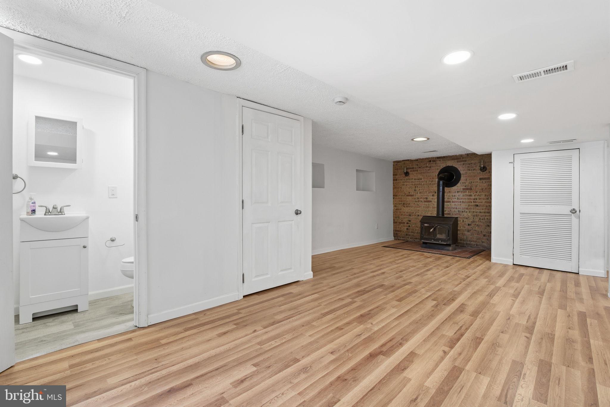BAUERNSCHMIDT MANOR - Residential Lease
