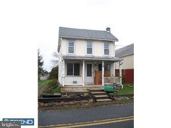 Here it is A detached Home priced under $300000, Hard to find but this is it. Recently painted throughout. Offering a Nice Starter Home with Low Down Payment and Lower interest Rates for First Timw Home Buyers
Home has 3 nice size bedrooms