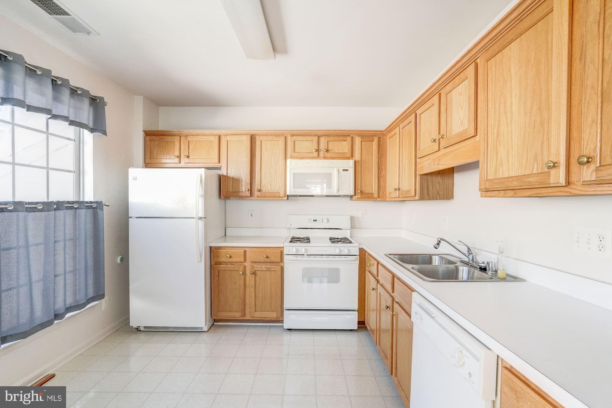 DOMINION STATION CONDOMINIUM - Residential Lease