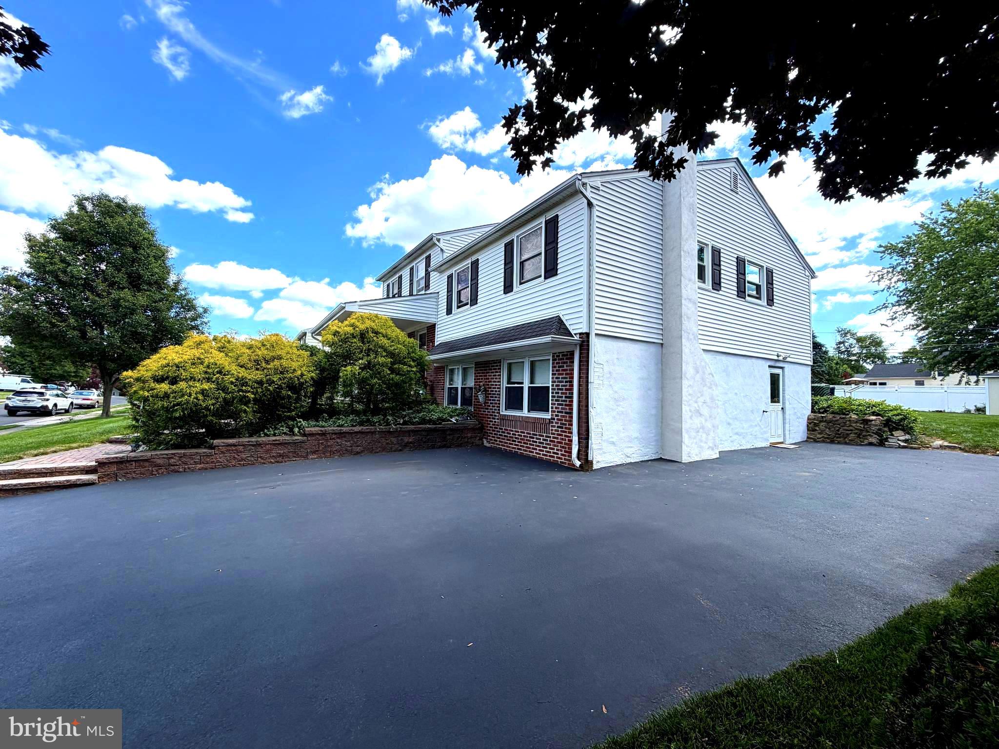 WILLOW MANOR - Residential