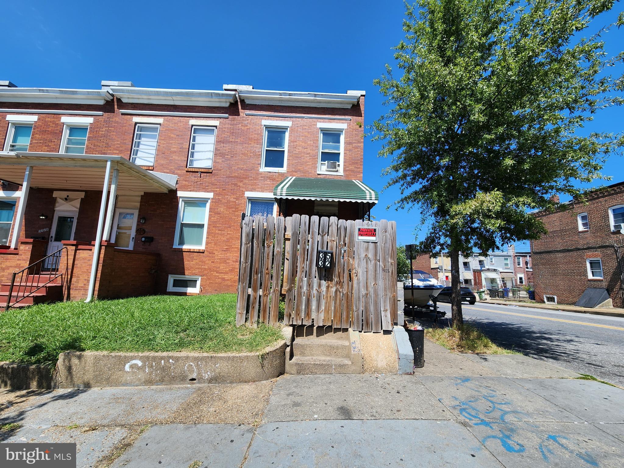 ONLINE AUCTION: This auction takes place on the Ashland Auction Group website bidding platform. Bidding begins 6/4/2026 @ 10:00 AM. Bidding ends 6/8/2026 @ 12:10 PM. The list price is the suggested opening bid. Deposit: $7,500.

This two-story, porch-front end-unit rowhome is located in the Baltimore Highlands neighborhood of Baltimore City. Residents can enjoy the nearby attractions such as the Patterson Park, The Markets at Highlandtown, and John Hopkins Bayview Hospital. This property is vacant. Major traffic arteries nearby include S Highland Ave and E Fayette St.