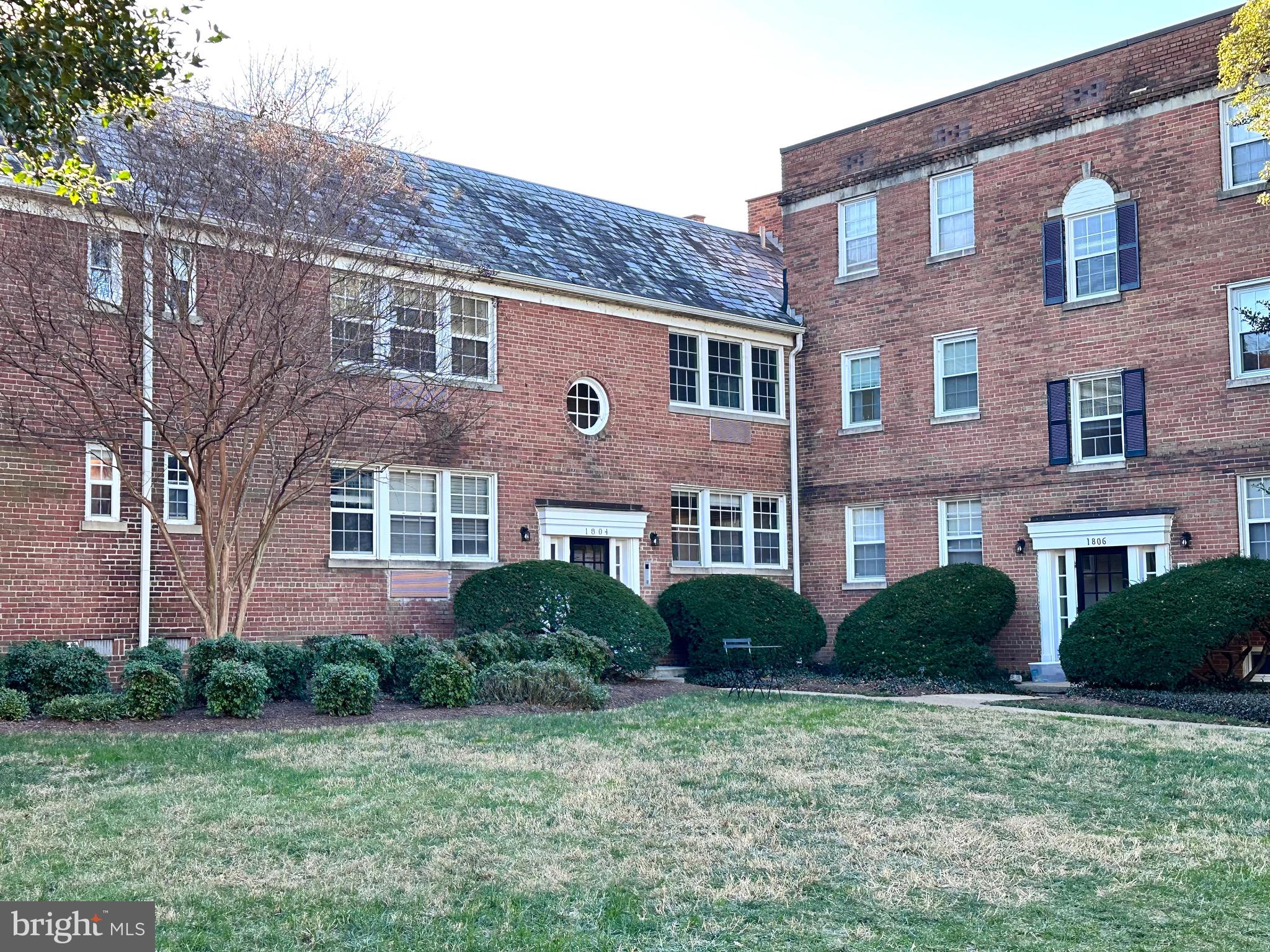 Potowmack Crossing 1BR/1BA 1st Floor Corner Unit w/ Fresh Paint & New Flooring! Kitchen w/ granite countertops. Easy access to new Potomac Yards Metro & GW Parkway Trails. 1 stop light to airport & DC!