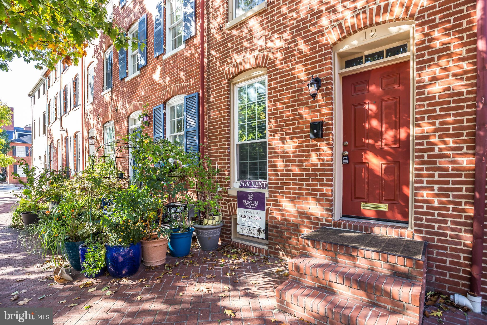 WELL DESIGNED CONTEMPORARY TOWNHOUSE WITH COMFORTABLE  FEEL. WOOD FLOORS THROUGH OUTSKYLIGHT . UPDATED KITCHEN , 1ST FLOOR BREAKFAST ROOM . PRIVATE COURTYARD,  3RD FLOOR SUITE WITH DECK