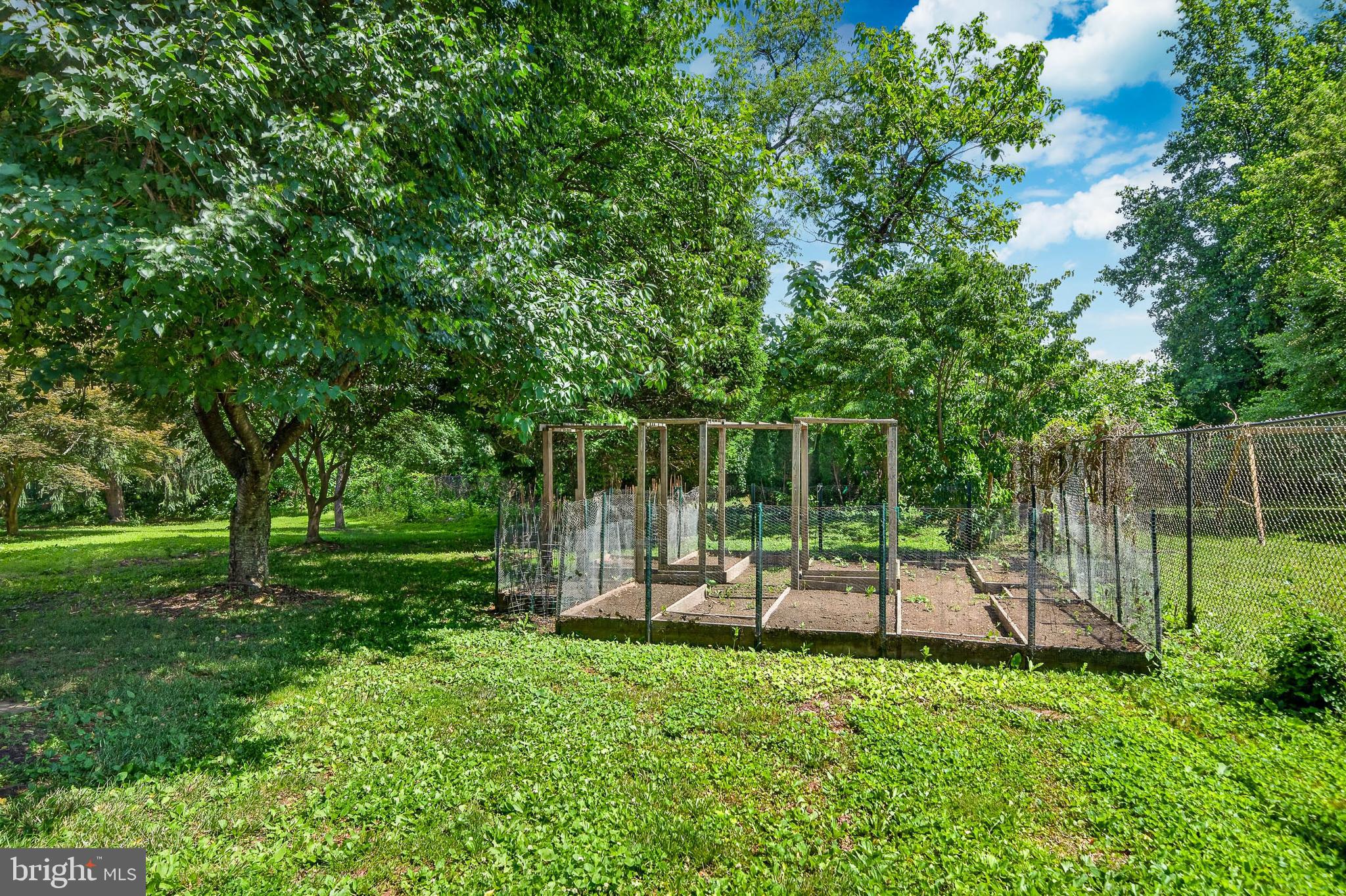 LONGSHORE ESTS - Residential