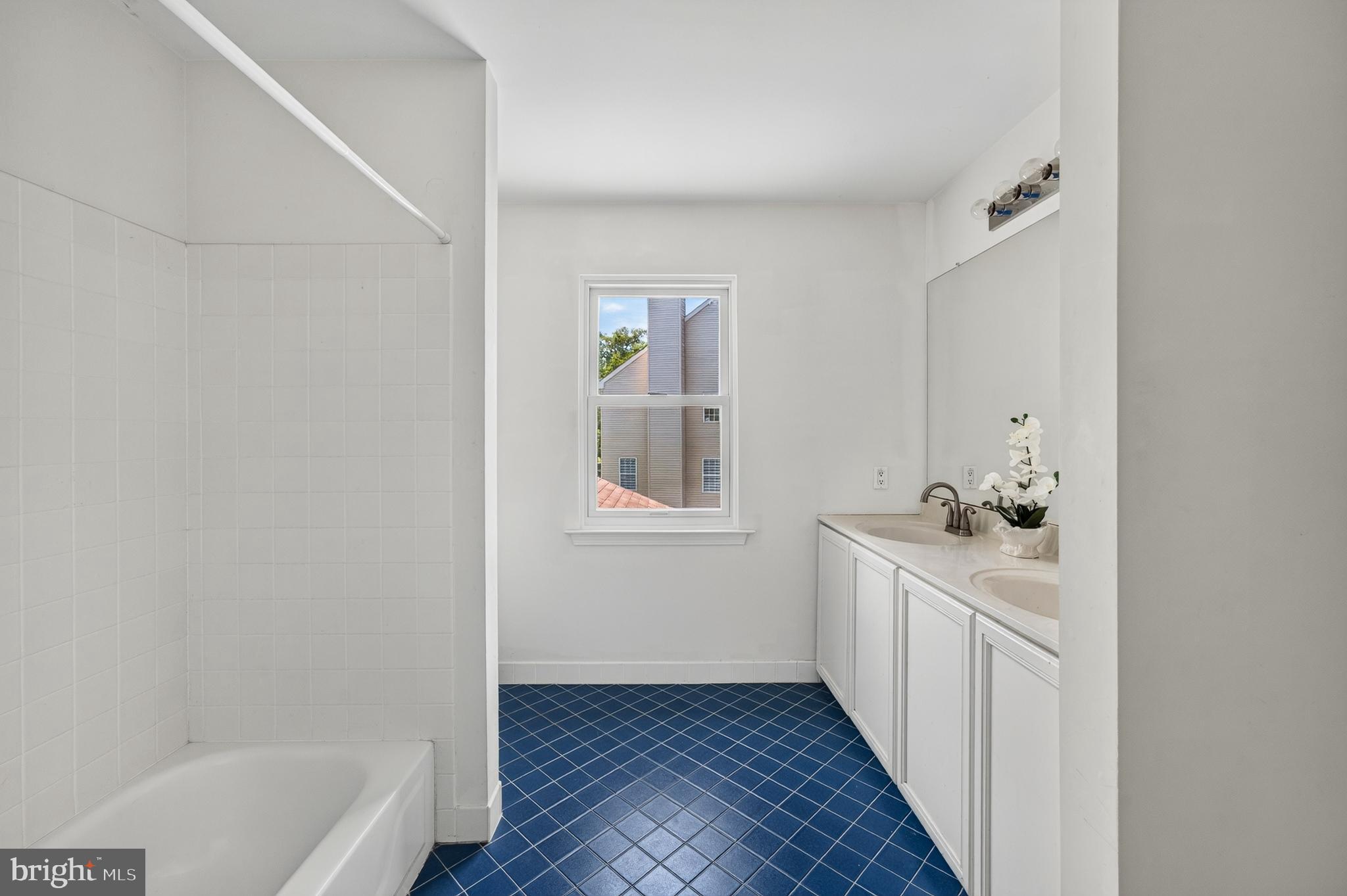 LONGSHORE ESTS - Residential