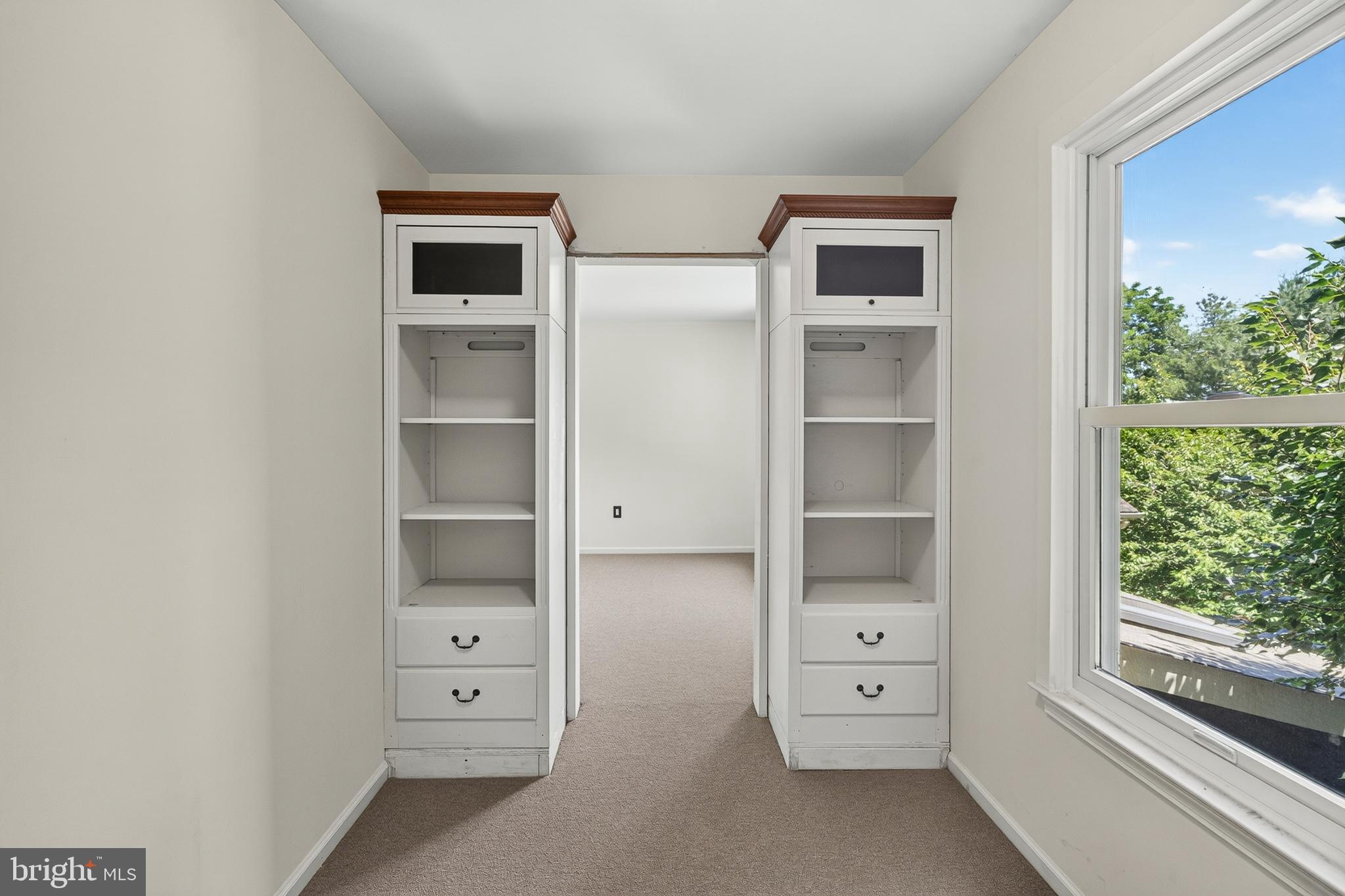 LONGSHORE ESTS - Residential