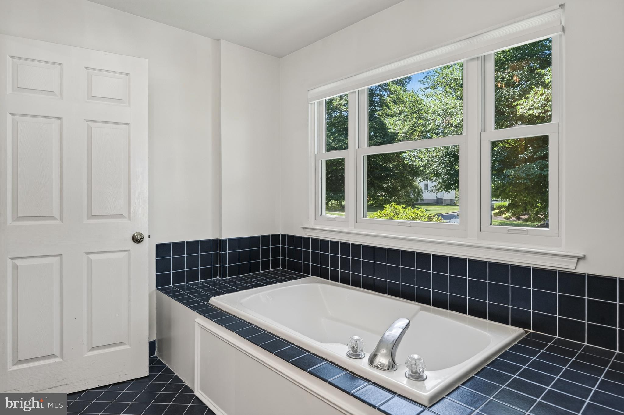 LONGSHORE ESTS - Residential