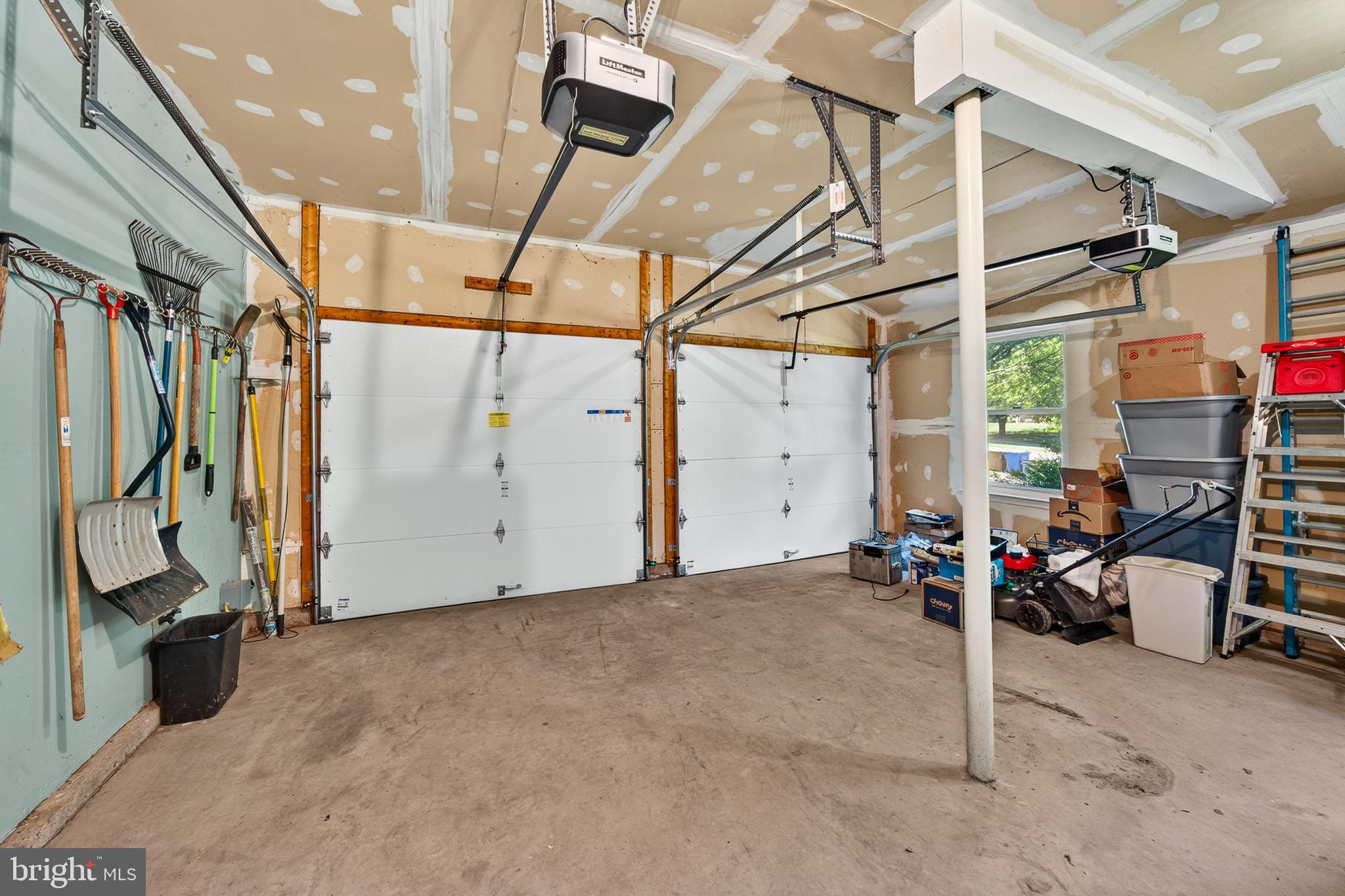 LONGSHORE ESTS - Residential