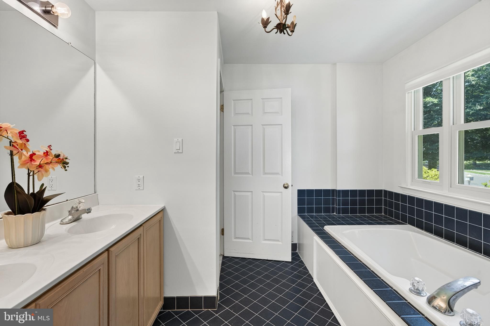 LONGSHORE ESTS - Residential