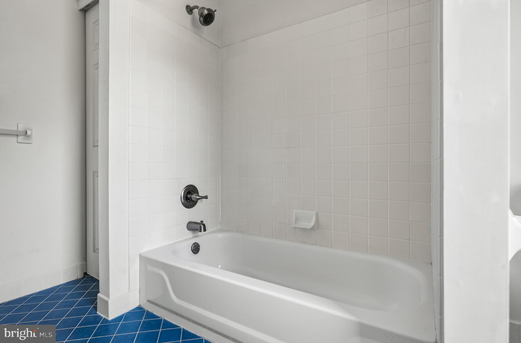 LONGSHORE ESTS - Residential