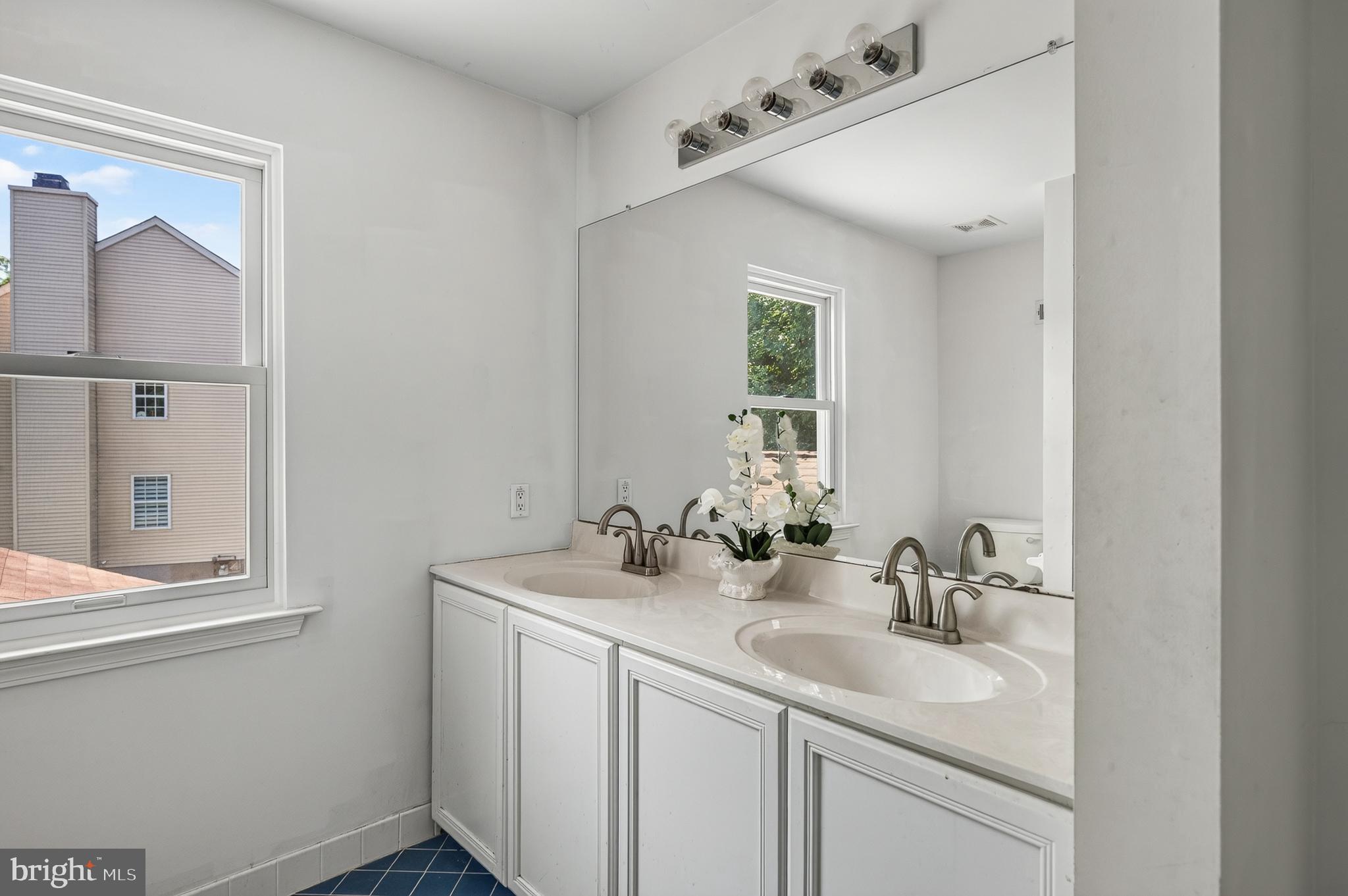 LONGSHORE ESTS - Residential