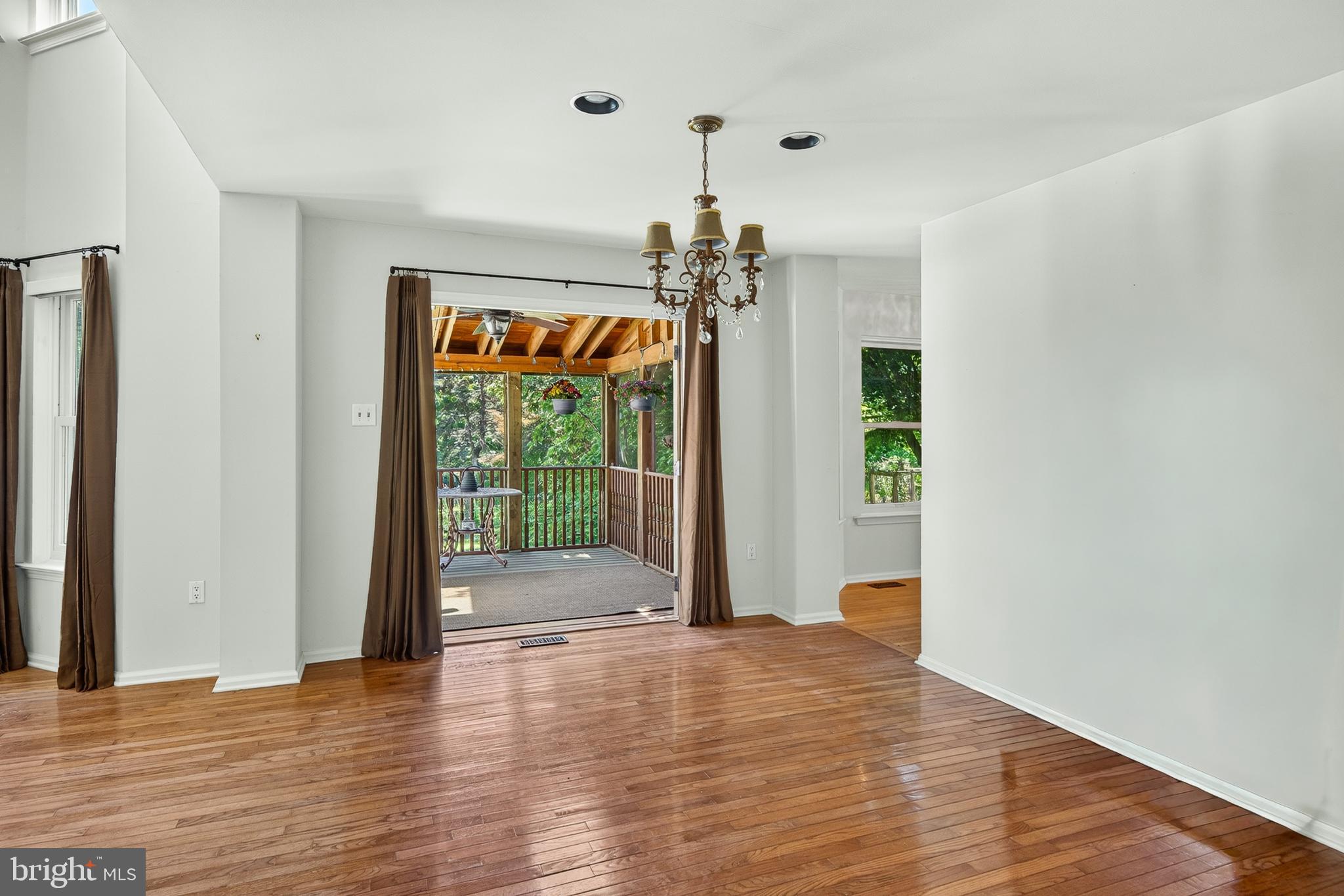 LONGSHORE ESTS - Residential