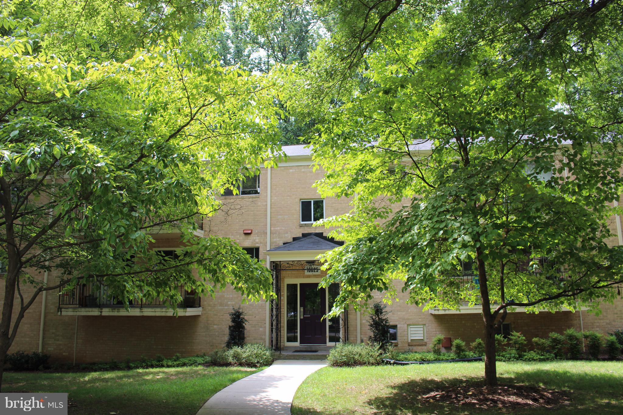 NICE TOP FLOOR ONE BEDROOM WITH BALCONY. SUNNY AND SPACIOUS. UTILITIES INCLUDED IN RENT. ALSO PARKING, AMENITIES AND EXTRA STORAGE. WALK TO GROSVENOR METRO. NEAR NIH AND WALTER REED BETHESDA MEDICAL.