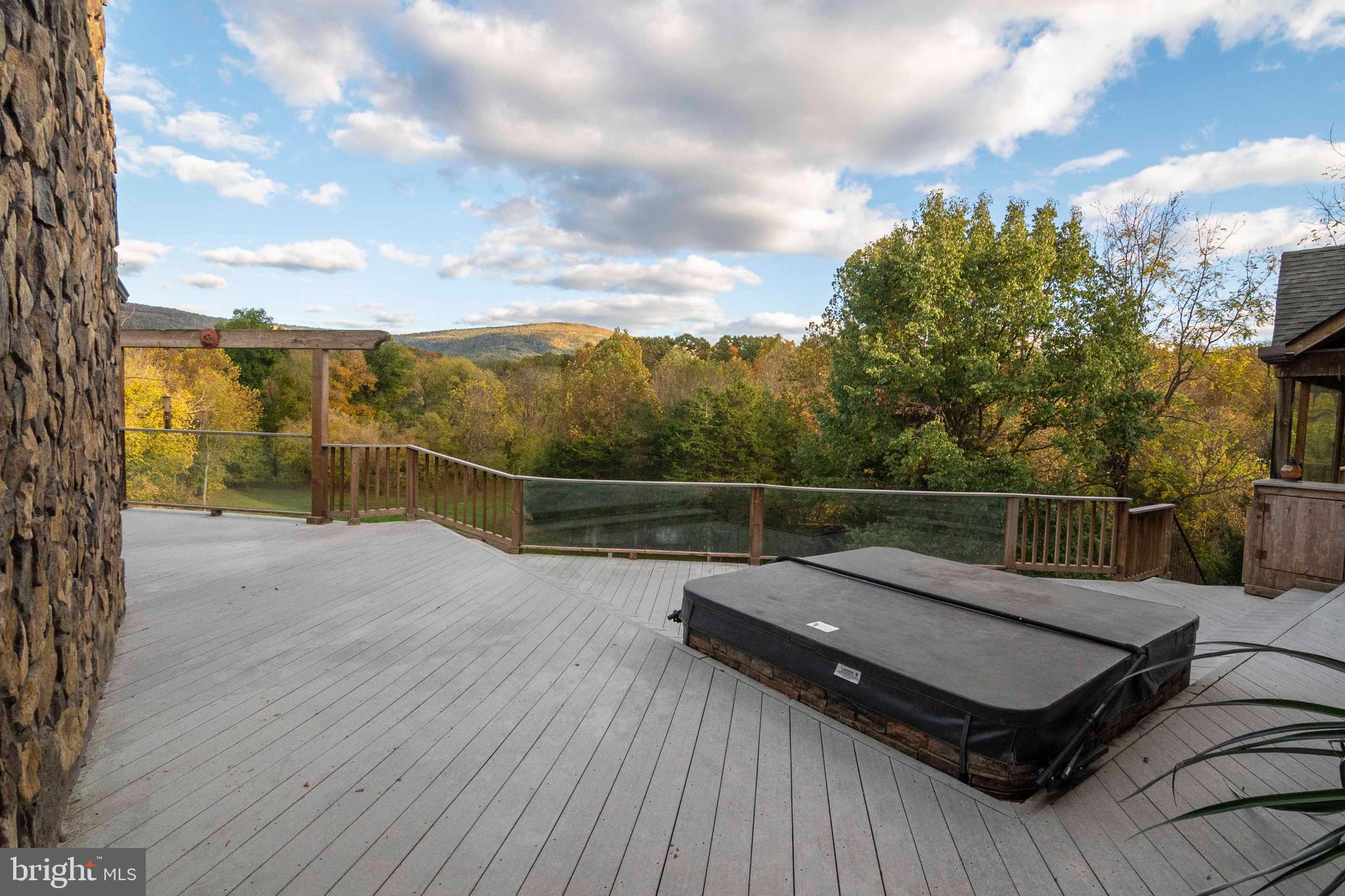 THUNDERBIRD FARM - Residential