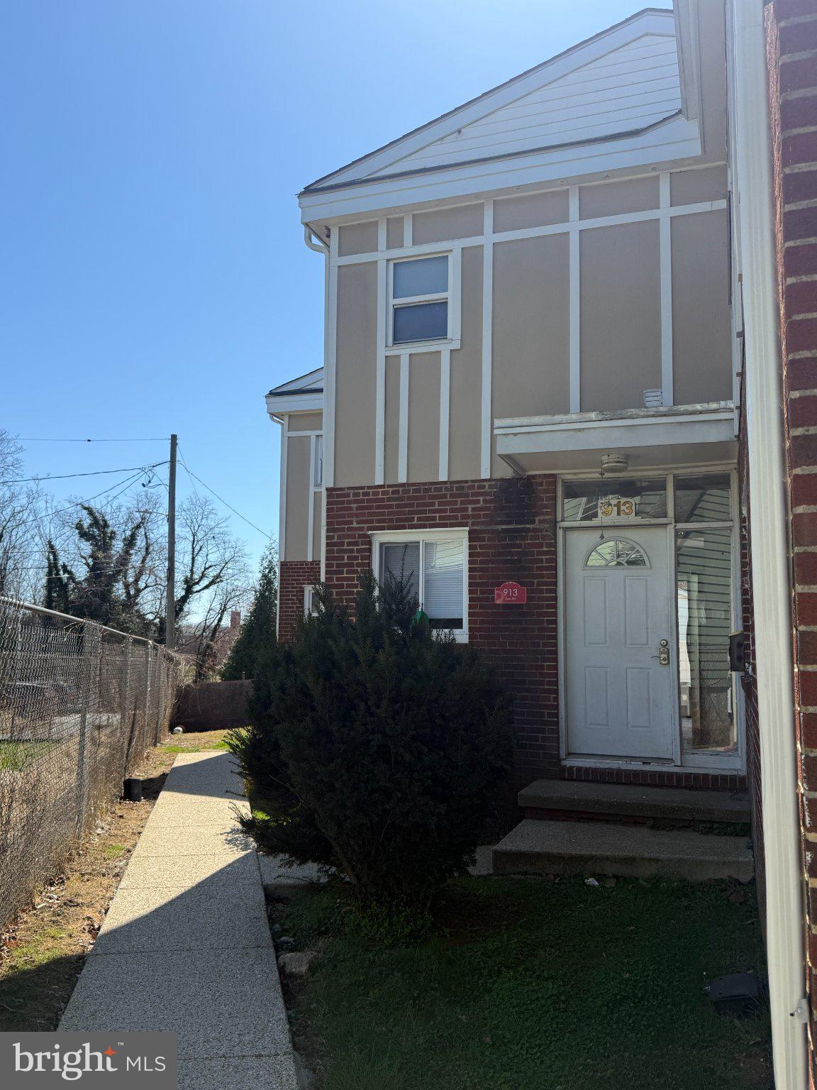 Updated 2-bedroom townhouse in Forest Villa neighborhood.  West of Downtown.  Laminate flooring. Stainless steel appliances.  Gas stove.  Dishwasher. Microwave.  Stackable washer and dryer in unit.  Bathtub/shower combo.  Private patio area.  One parking space. Cross listed on Zillow. Minimum credit score 600.