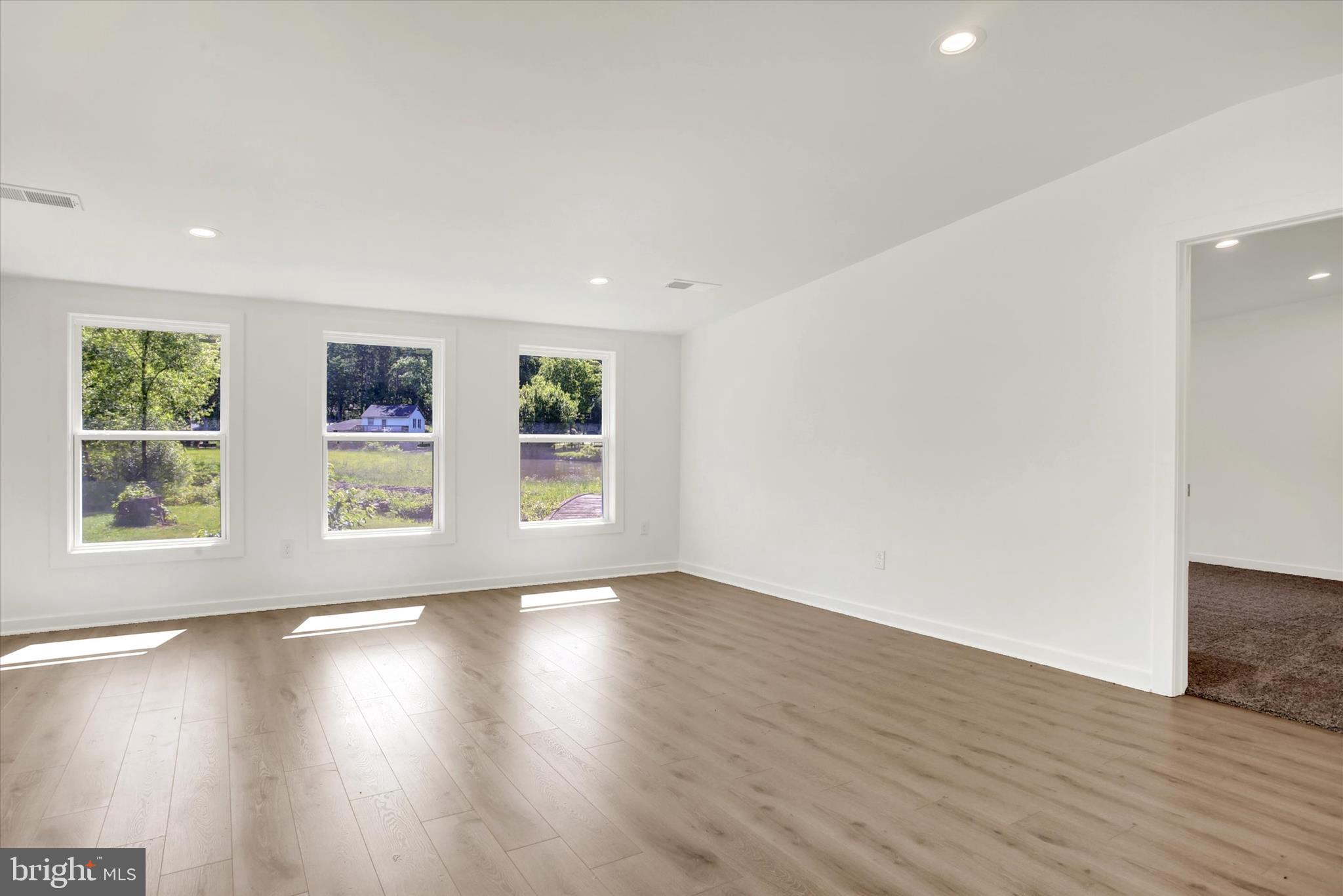 SILVER LAKE - Residential