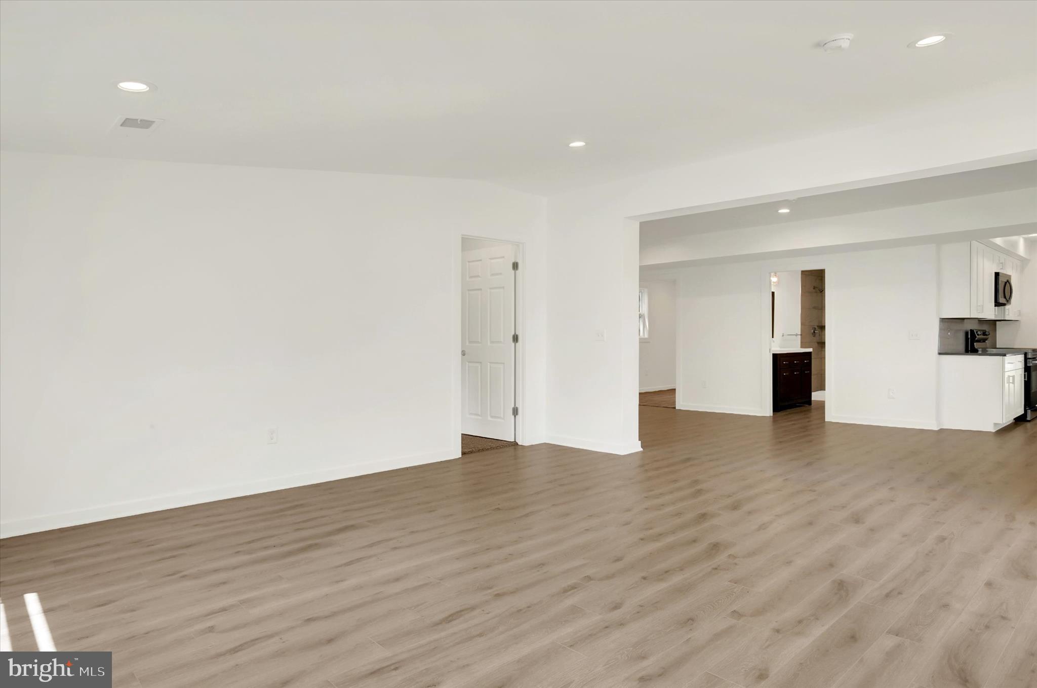 SILVER LAKE - Residential