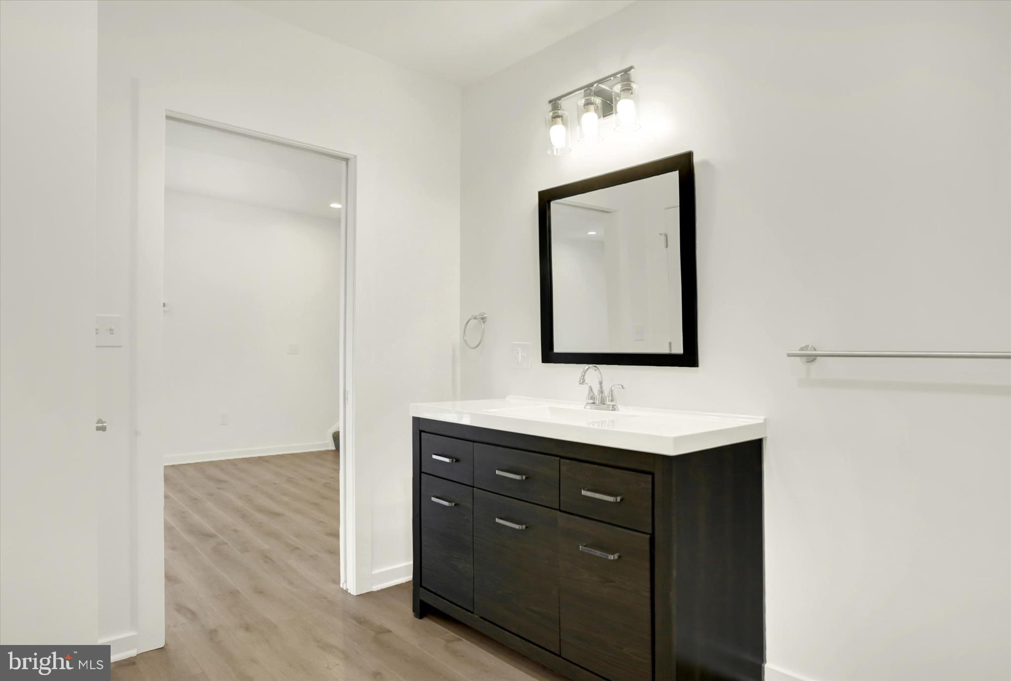 SILVER LAKE - Residential