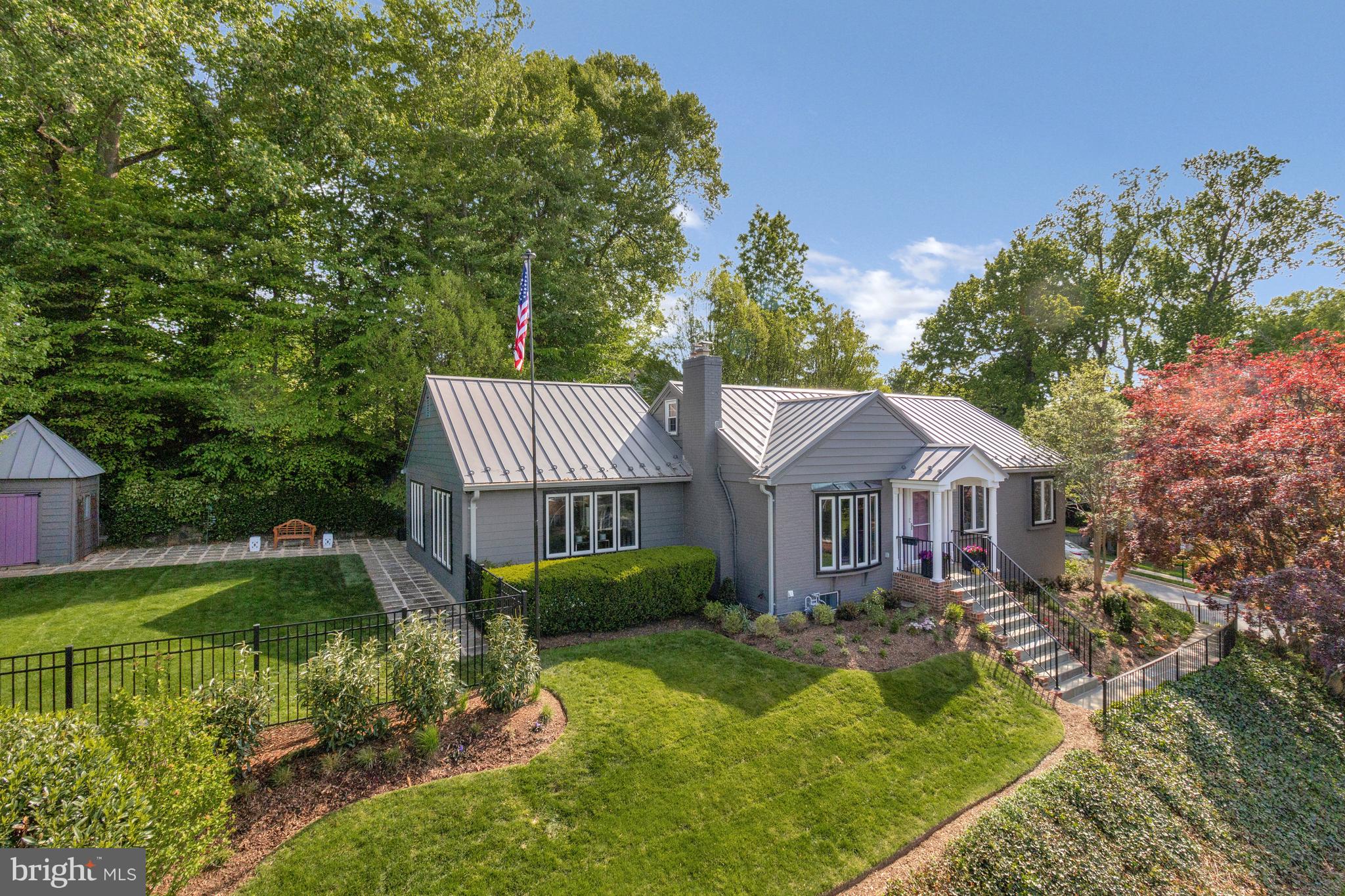 COUNTRY CLUB MANOR - Residential