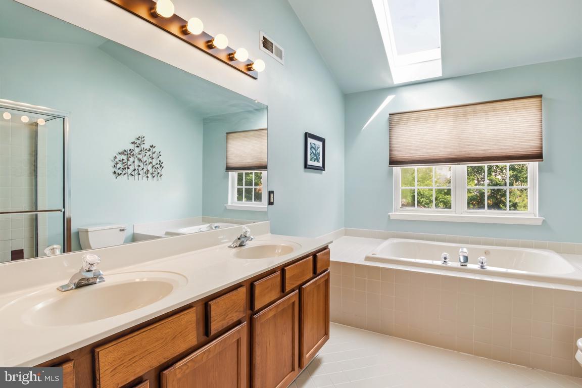 WILLIAMSBURG VILLA - Residential