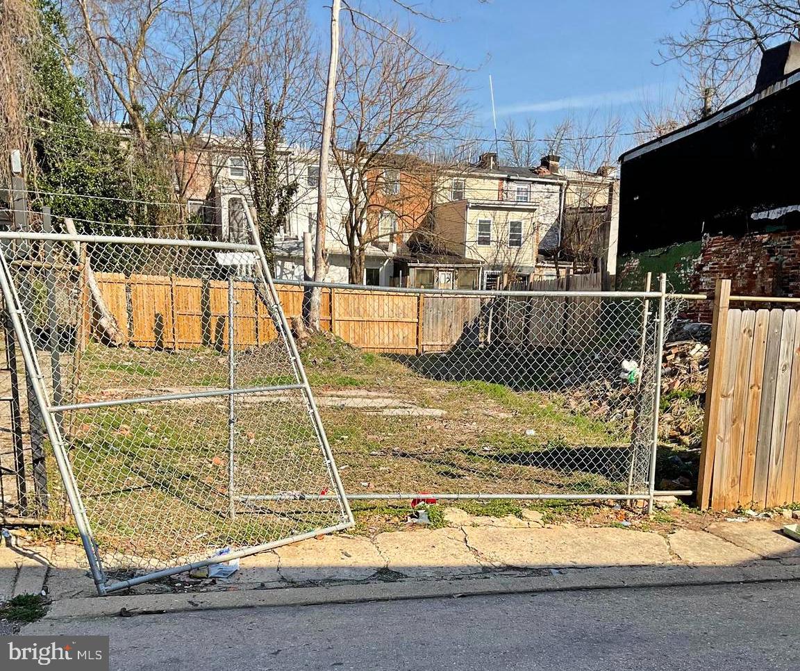 Welcome to a prime opportunity in Hollins Market, just a stone's throw away from the newly renovated Hollins Market. This vacant lot, boasting 0.05 acres of untapped potential, awaits your visionary touch. Situated in an area undergoing revitalization, this property presents an exceptional investment prospect.
This offers an affordable entry point into the Baltimore real estate market. Whether you're considering new construction, development, or a long-term investment strategy, this parcel provides a blank canvas for your aspirations.  Seize this chance to be a part of the transformation and capitalize on the potential of this dynamic locale.