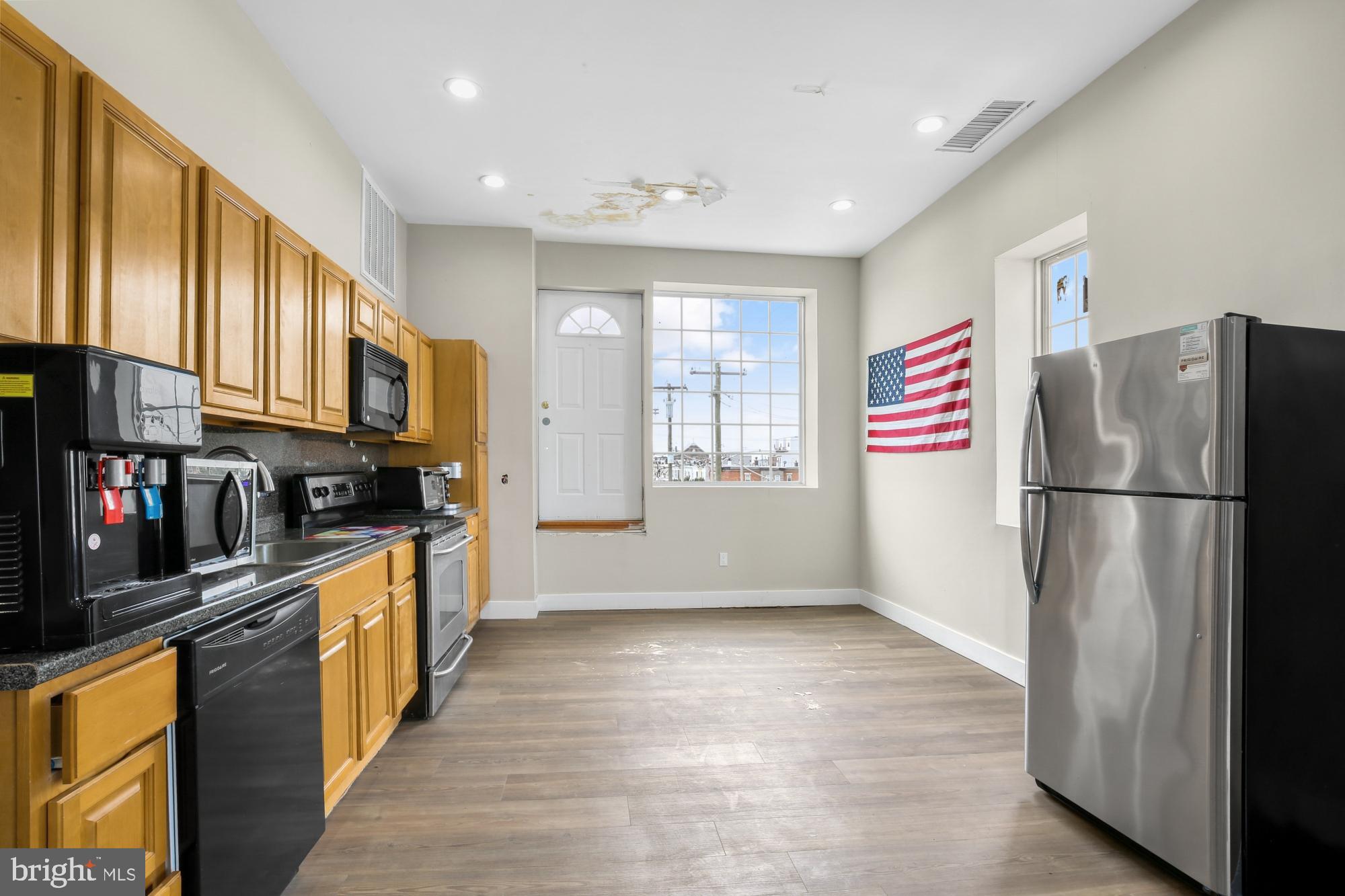 PORT RICHMOND - Commercial Sale
