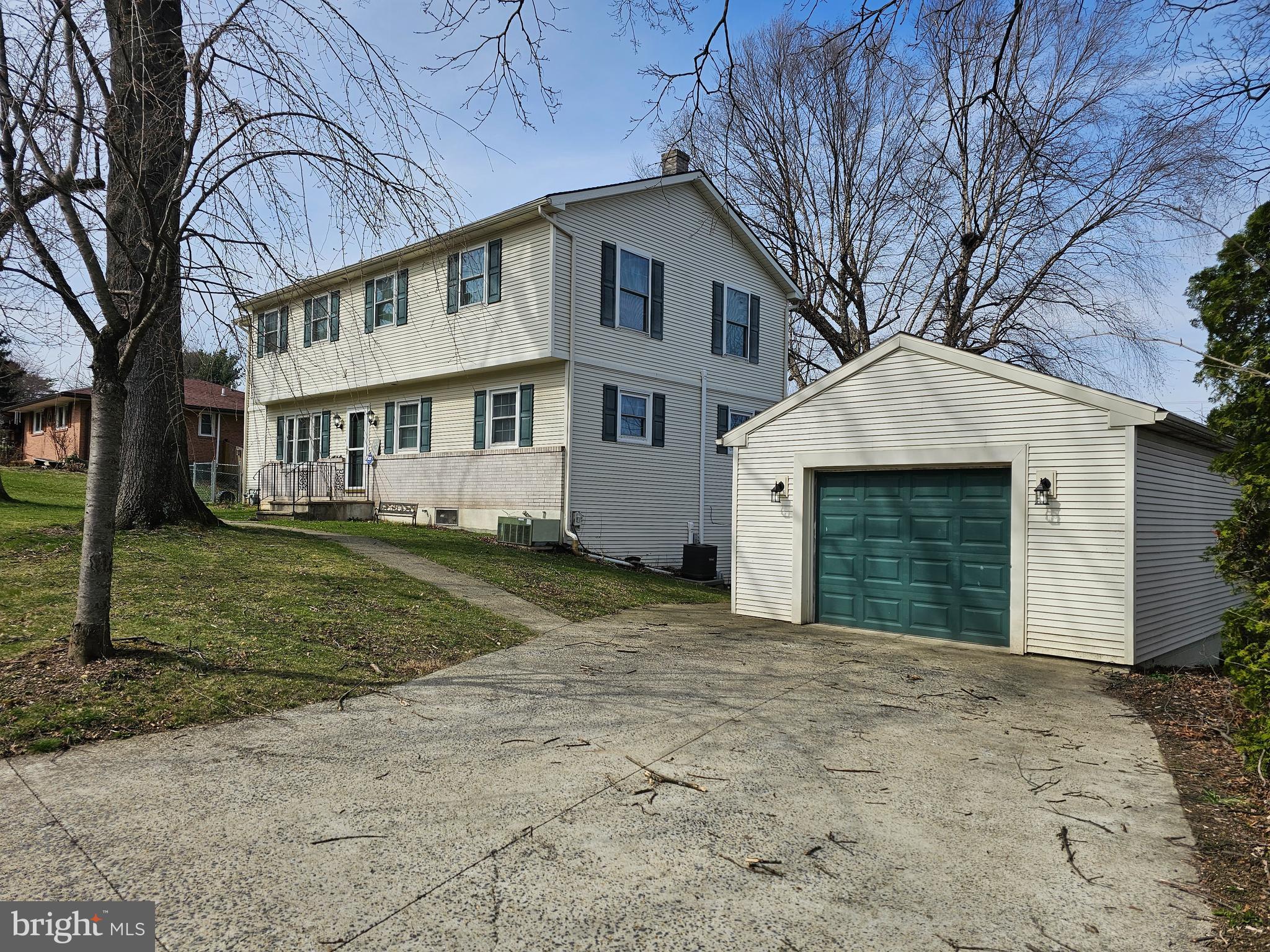 MONTROSE MANOR - Residential