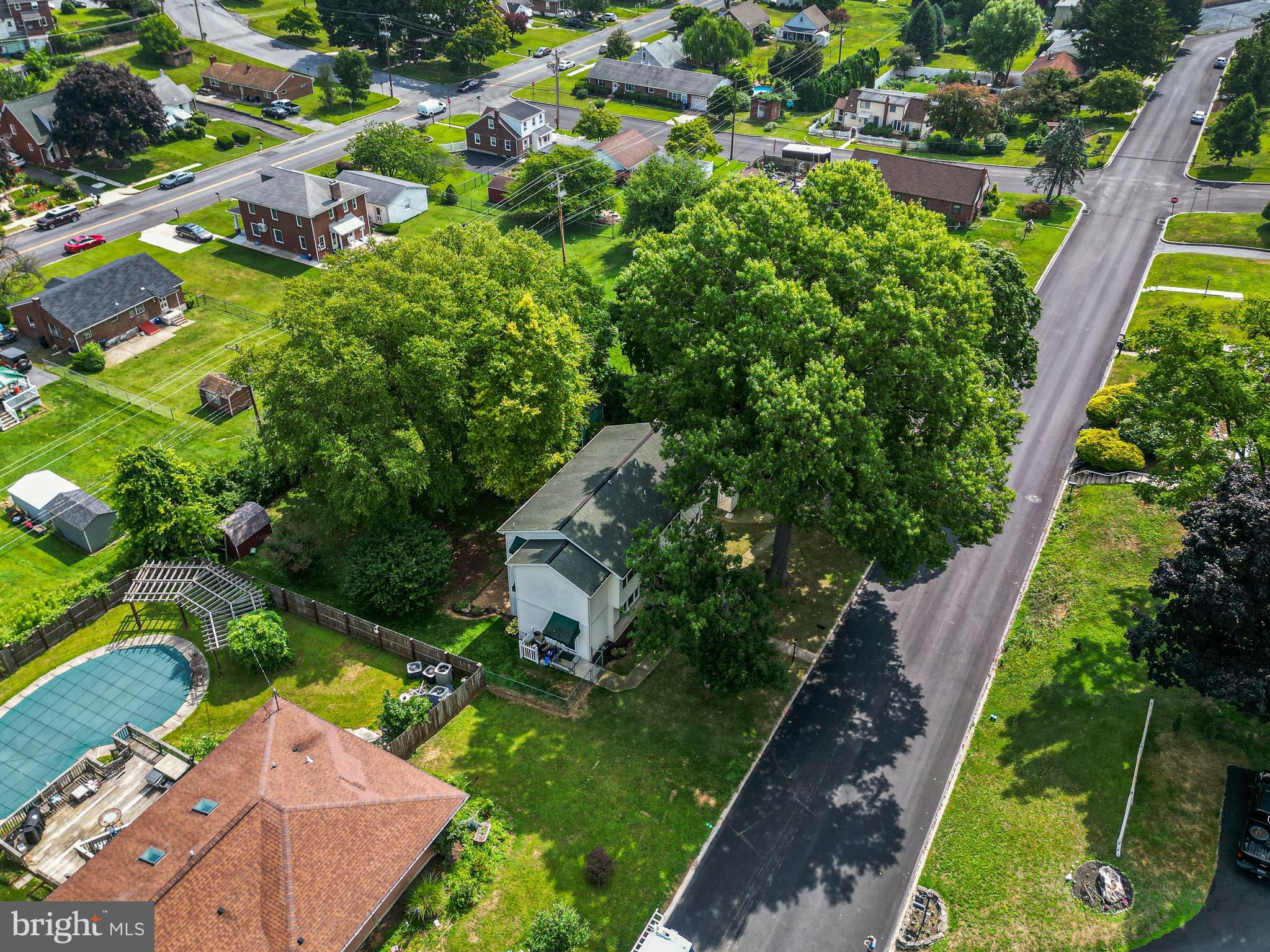 MONTROSE MANOR - Residential