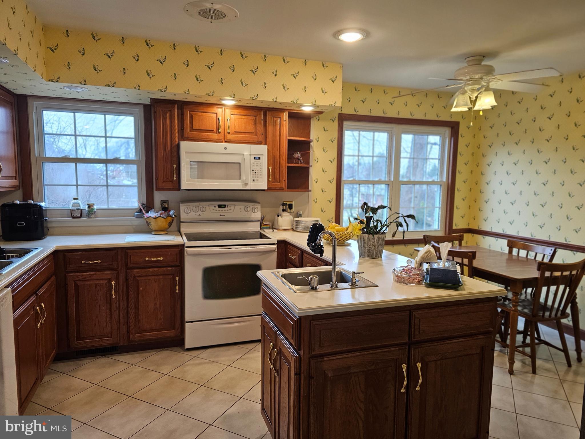 MONTROSE MANOR - Residential