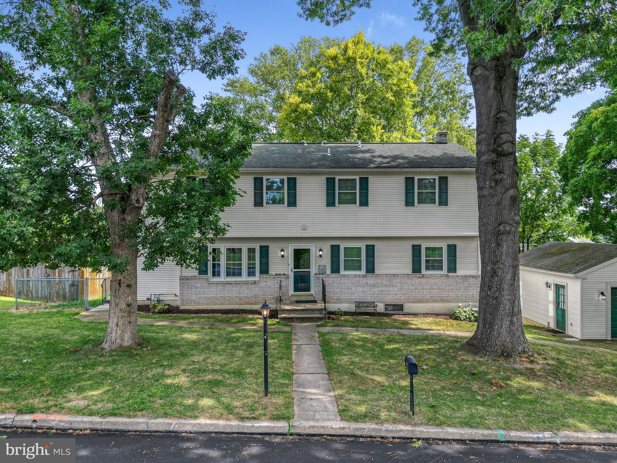 MONTROSE MANOR - Residential