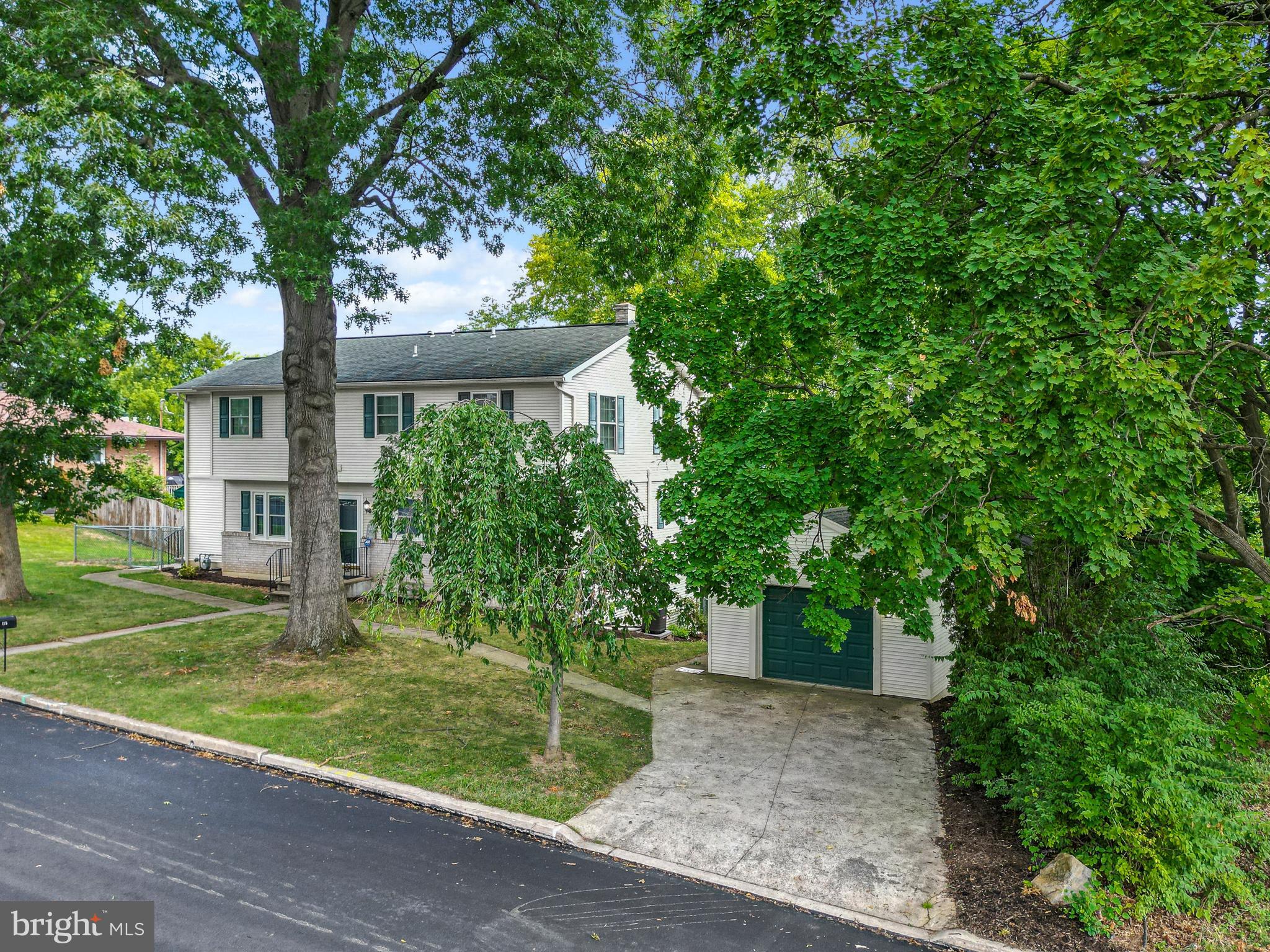 MONTROSE MANOR - Residential