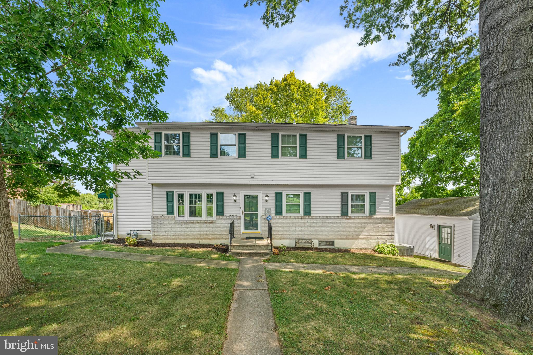 MONTROSE MANOR - Residential