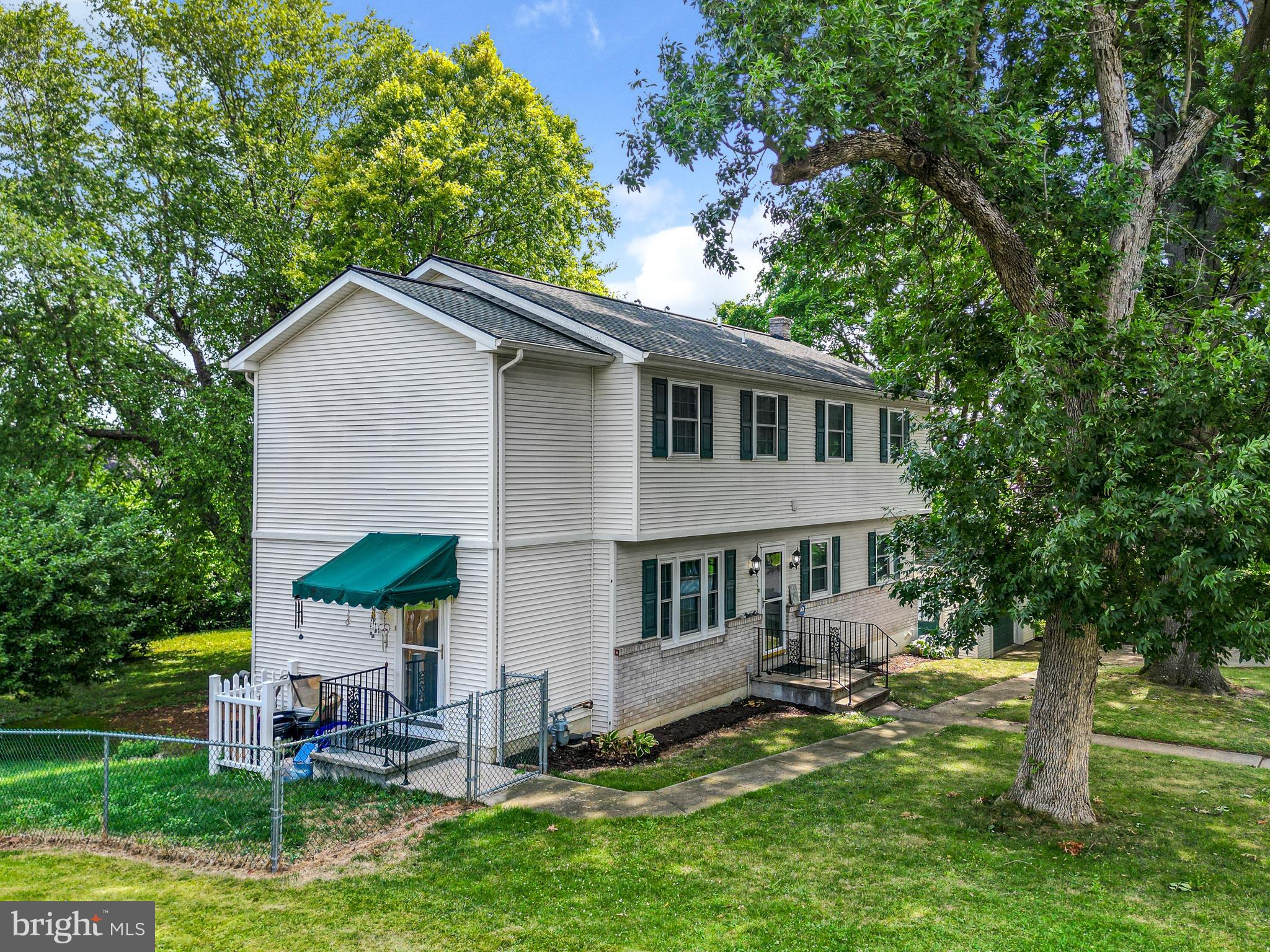 MONTROSE MANOR - Residential