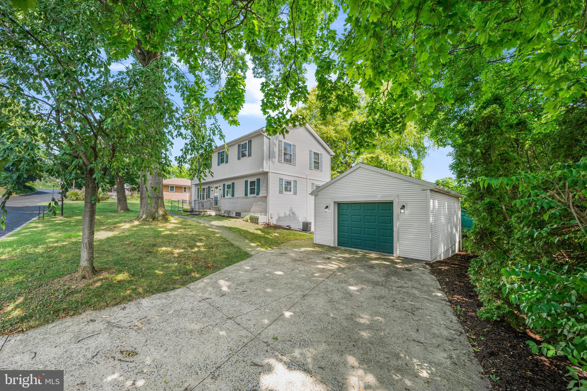 MONTROSE MANOR - Residential