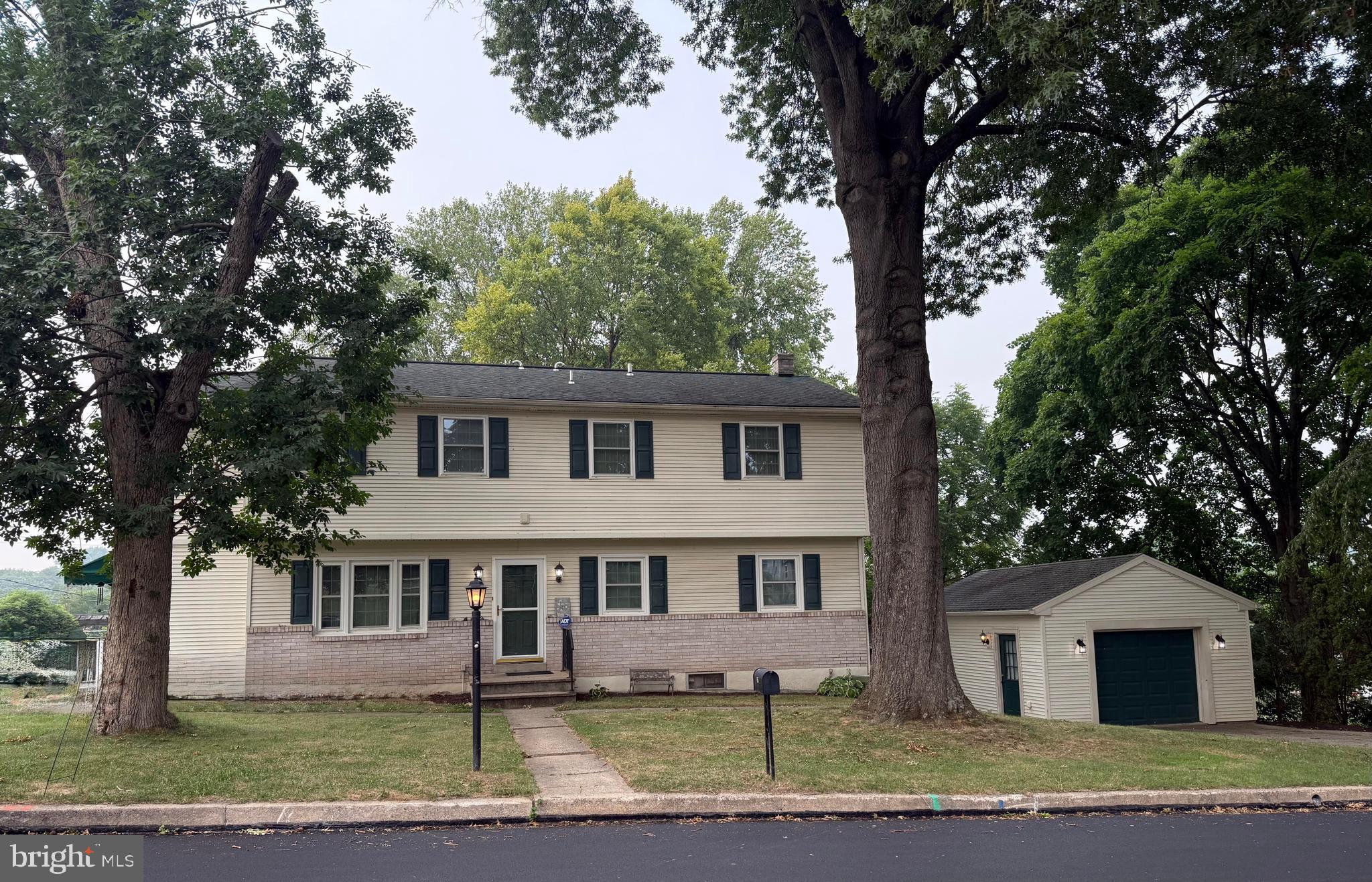 MONTROSE MANOR - Residential