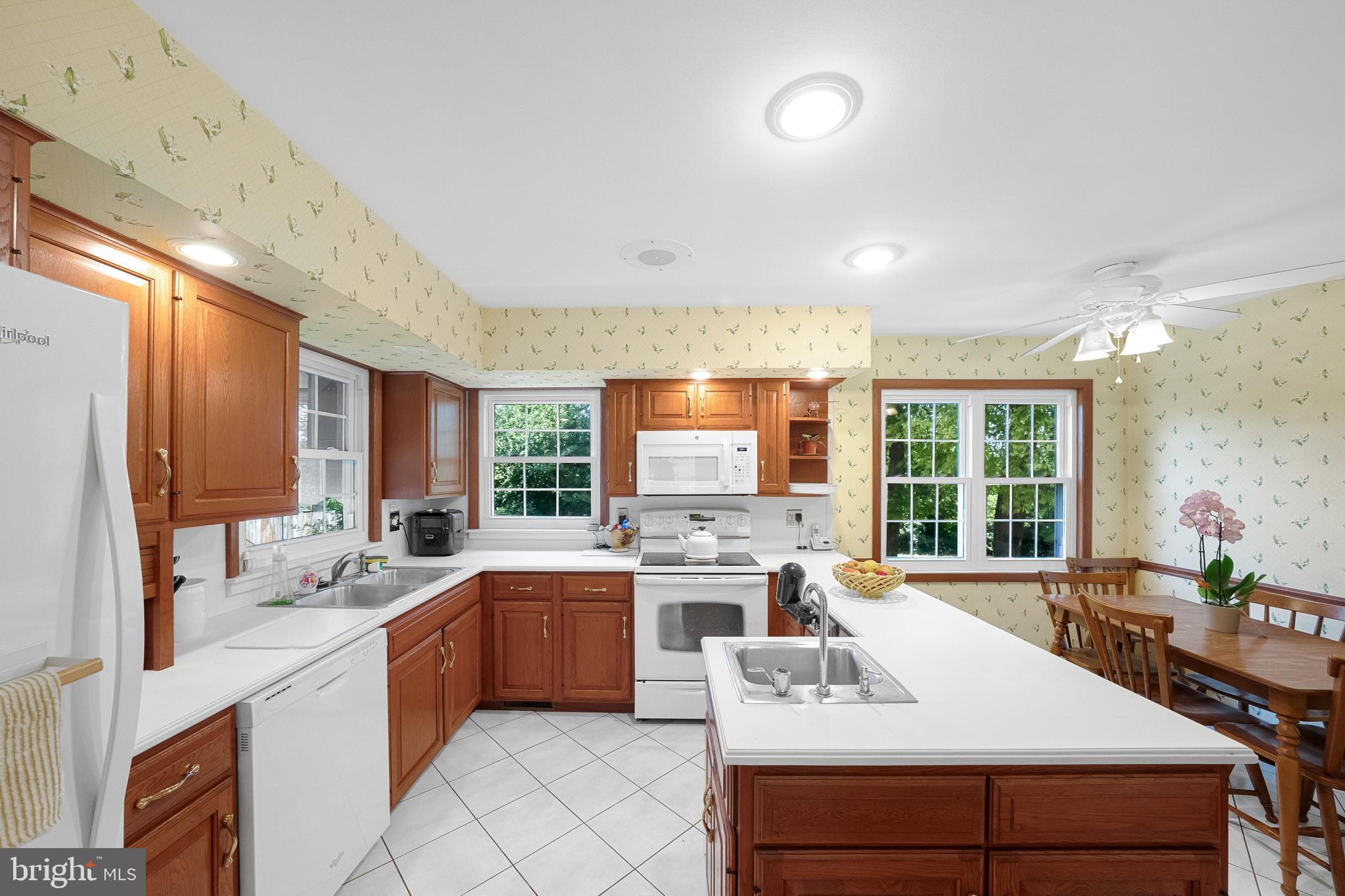 MONTROSE MANOR - Residential
