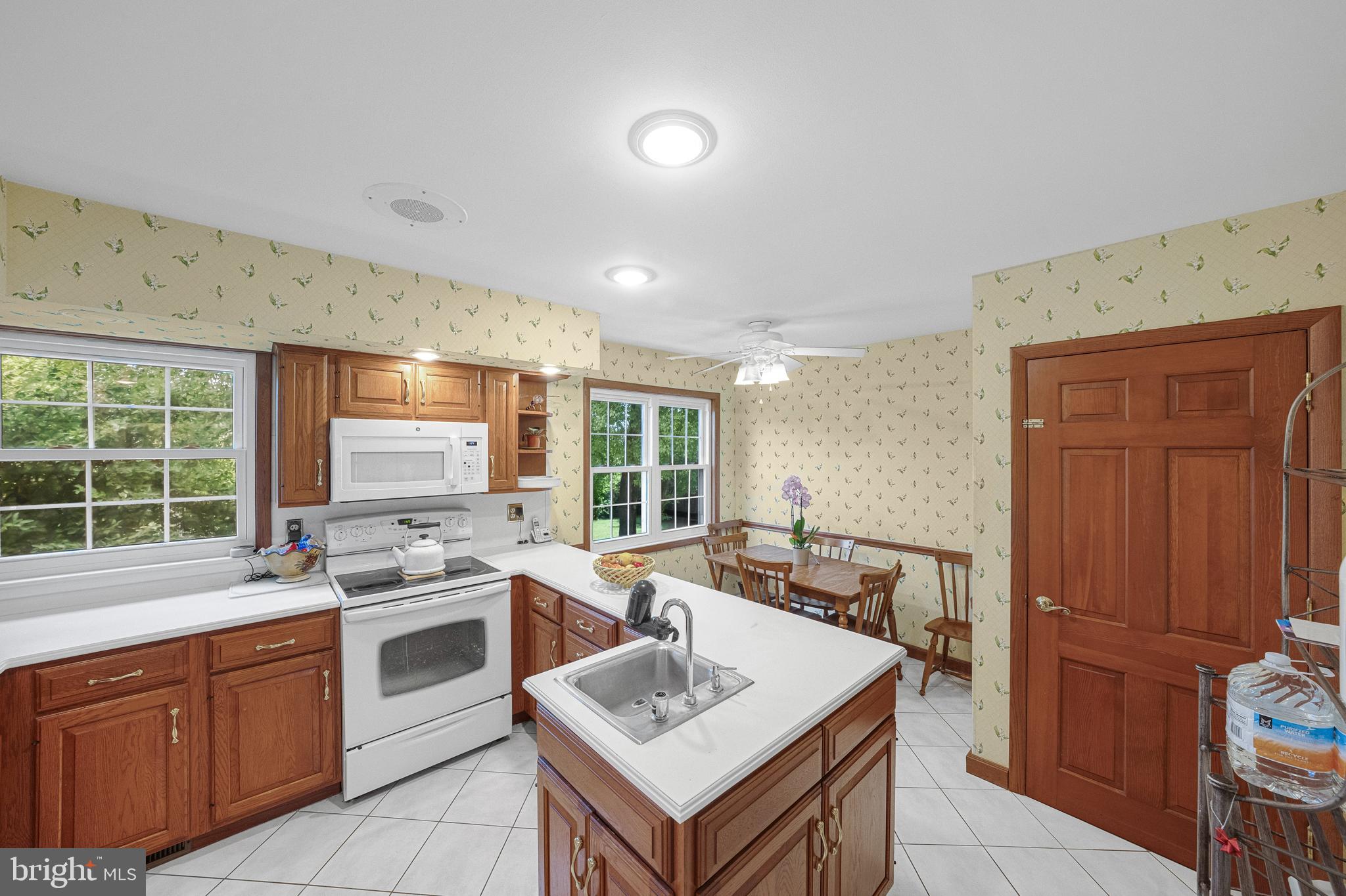 MONTROSE MANOR - Residential
