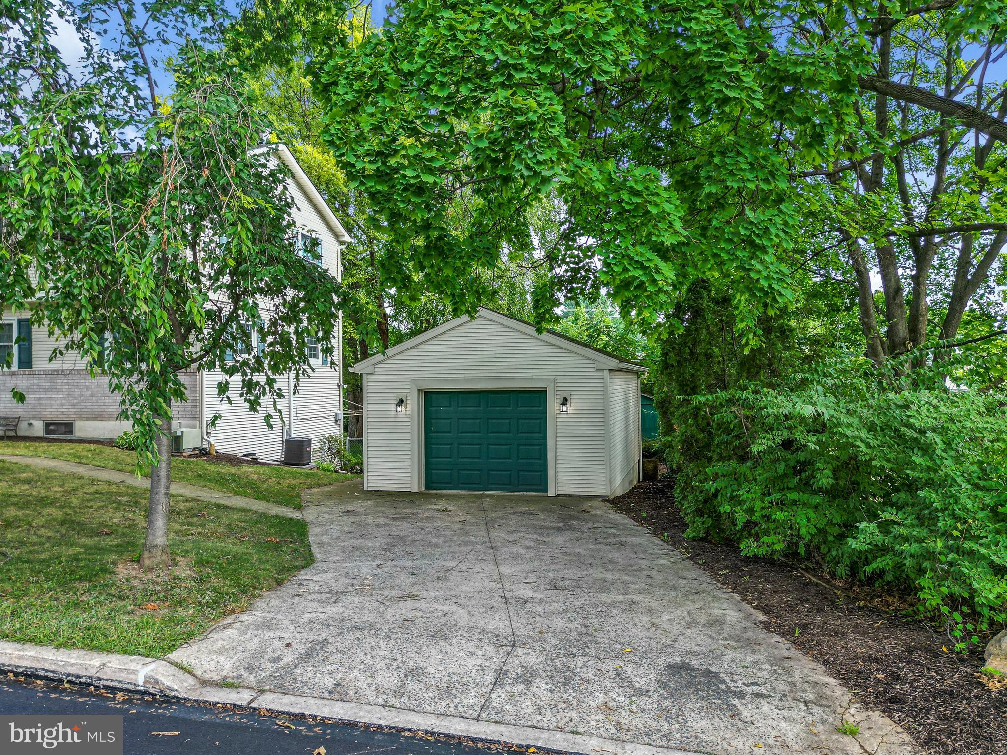 MONTROSE MANOR - Residential